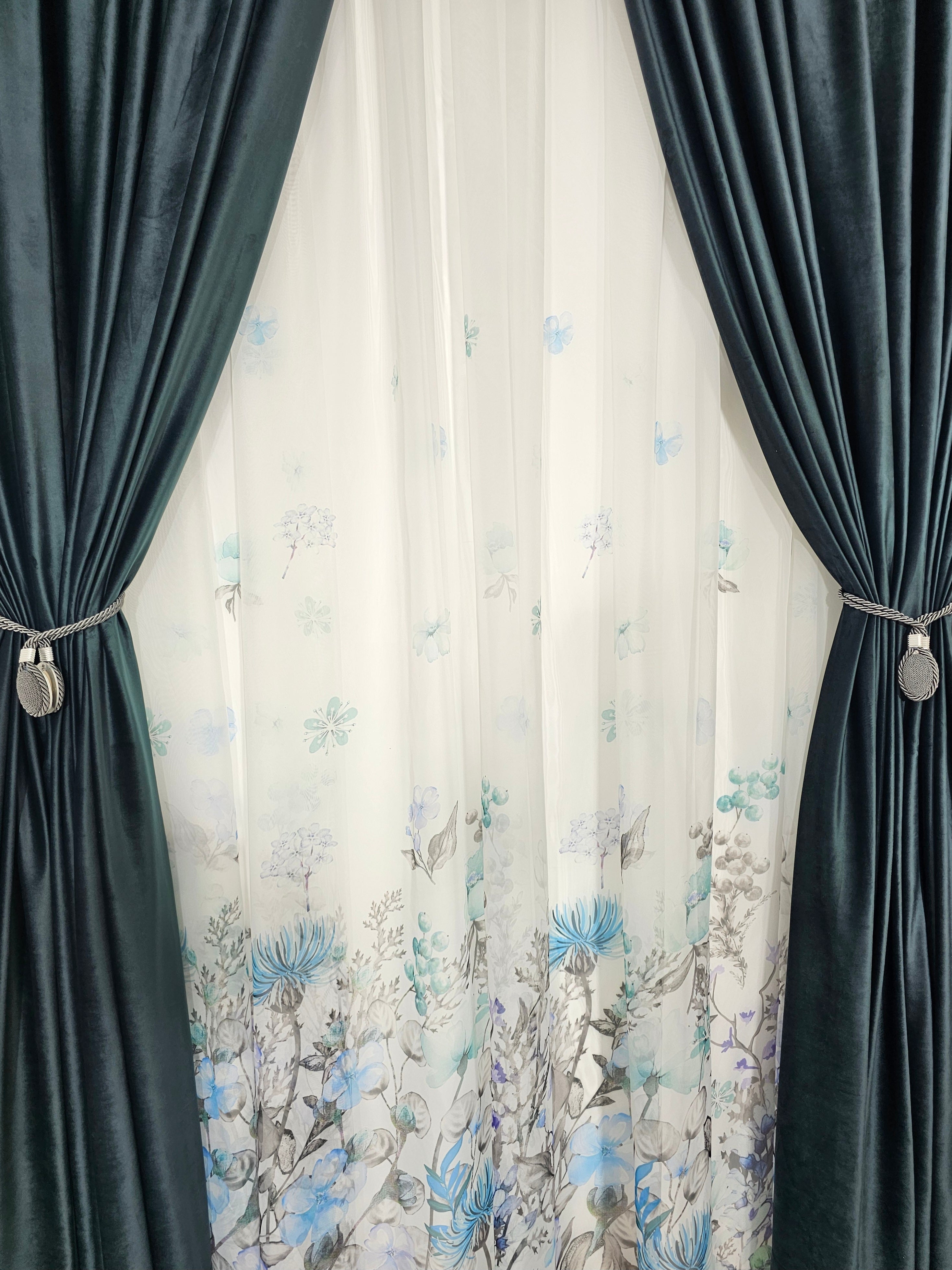 Set Emilia: perdea model floral  combinatie gri cu albastru si draperie catifea verde