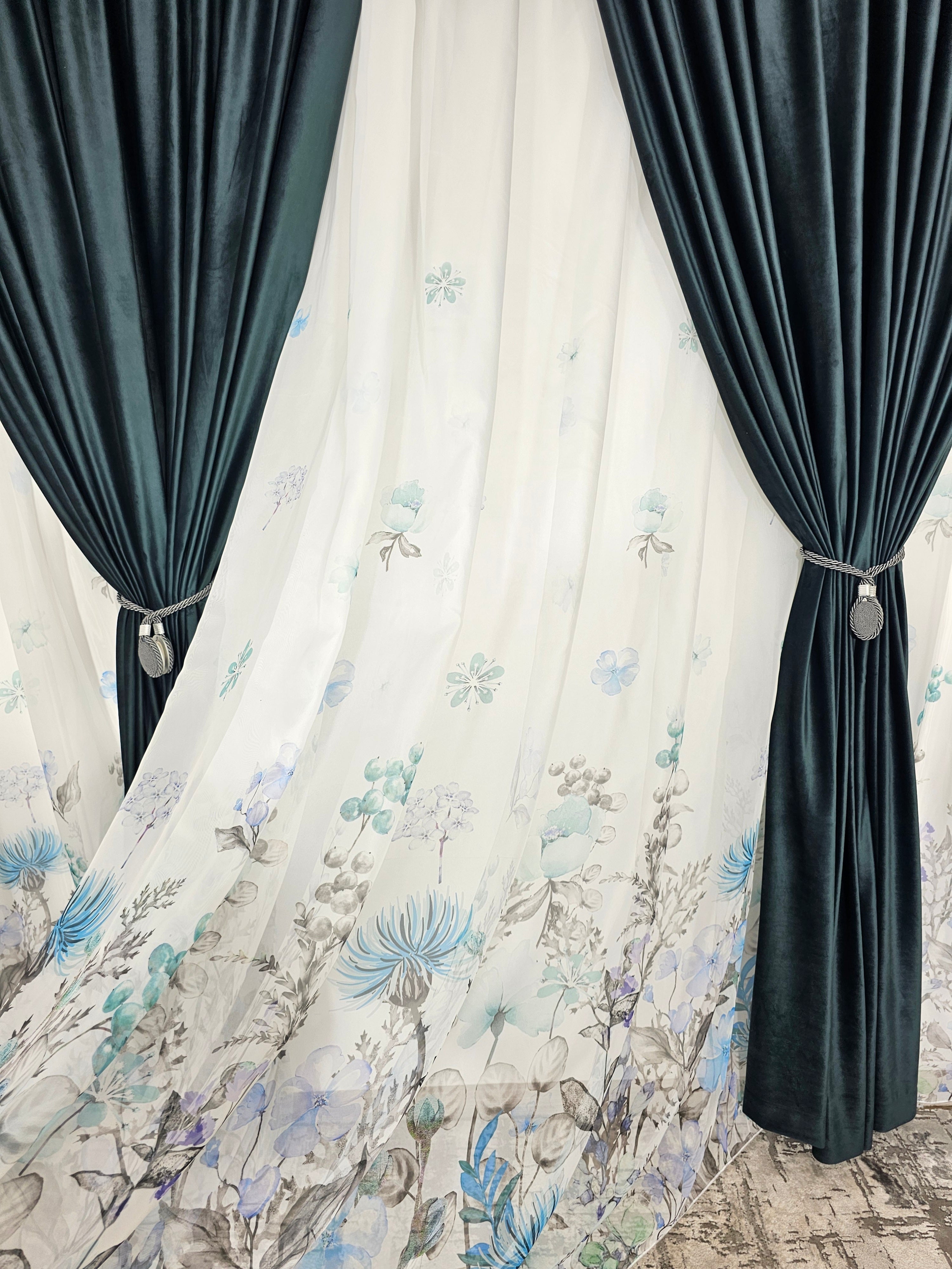 Set Emilia: perdea model floral  combinatie gri cu albastru si draperie catifea verde