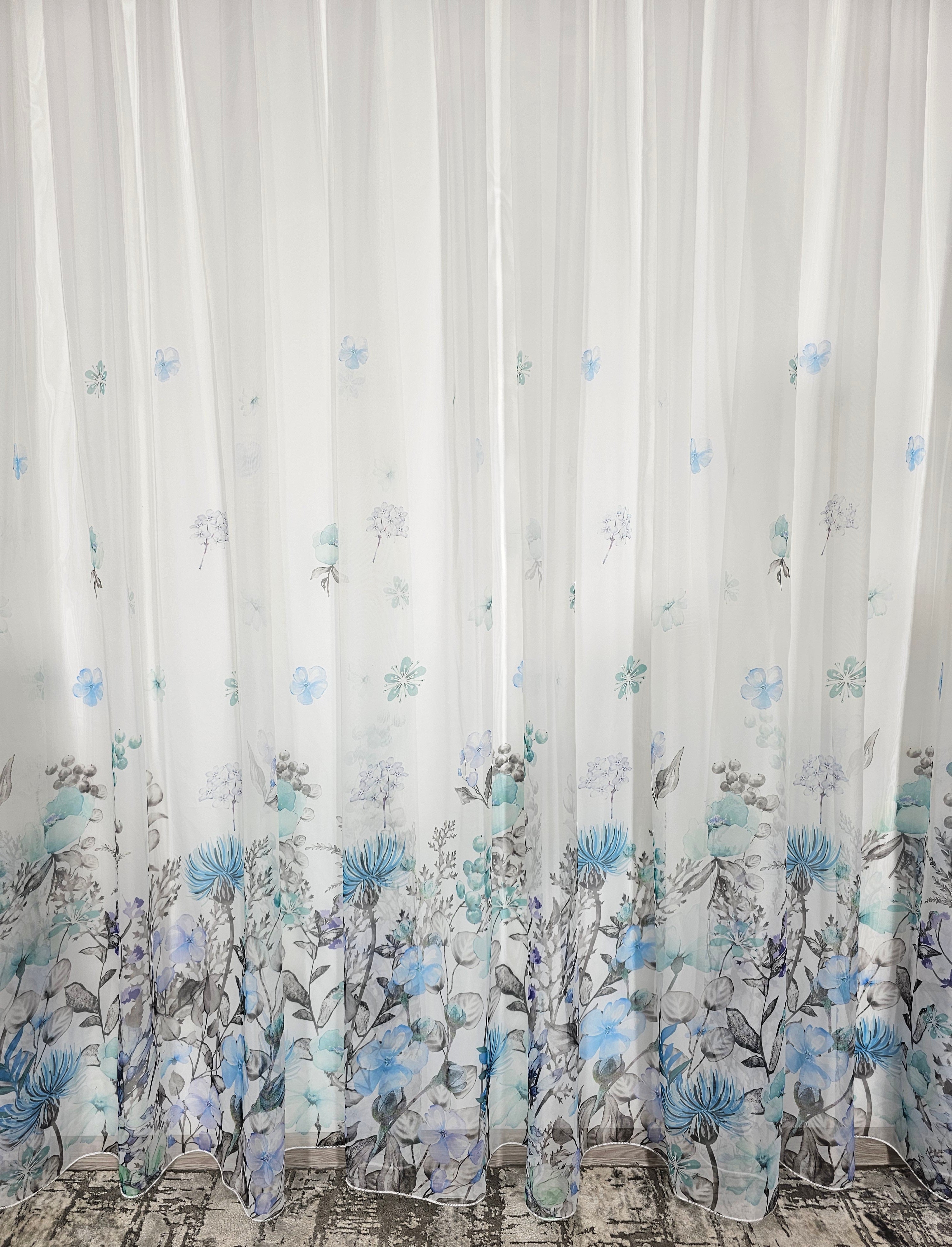 Set Emilia: perdea model floral  combinatie gri cu albastru si draperie catifea verde