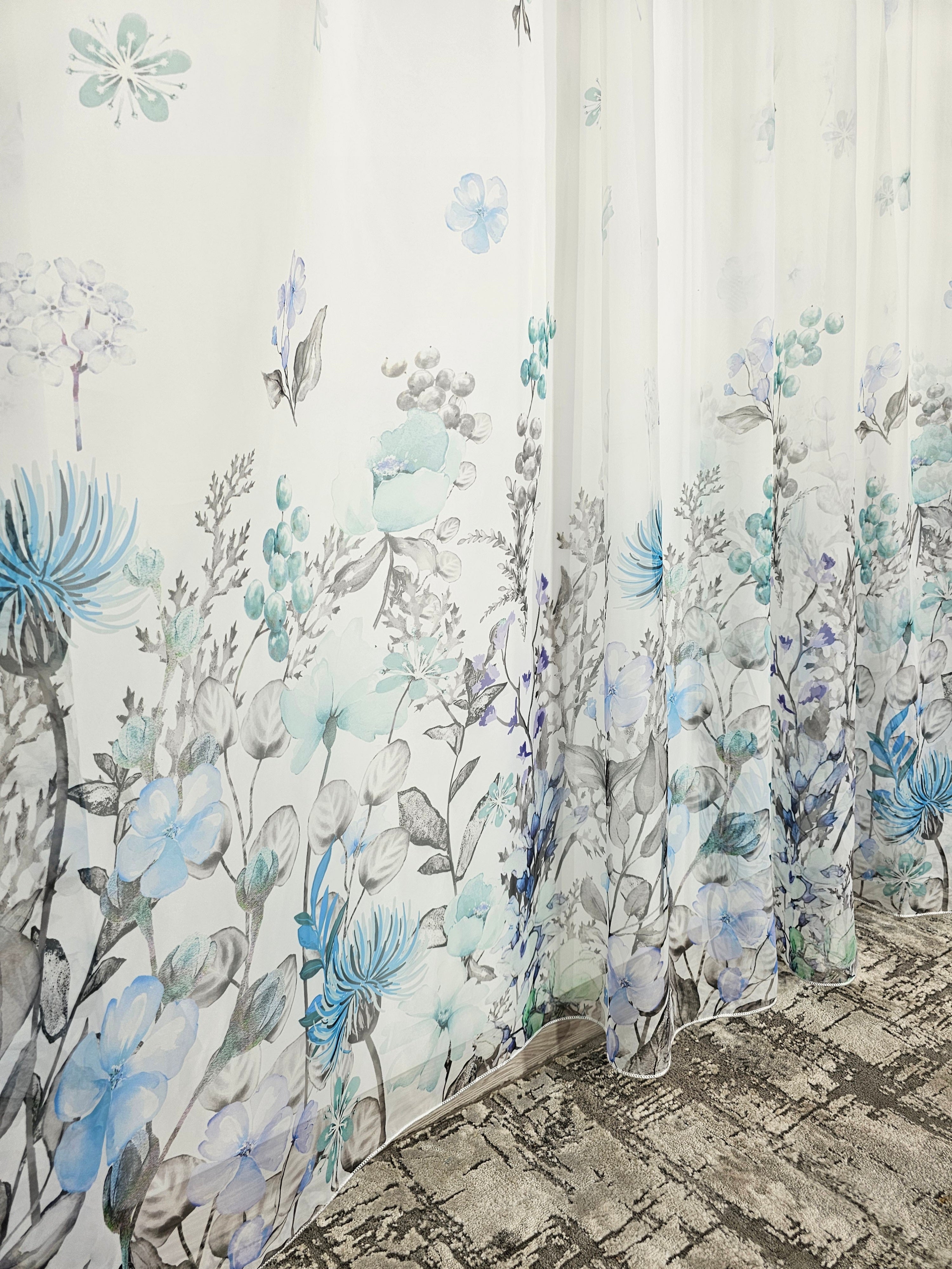 Set Emilia: perdea model floral  combinatie gri cu albastru si draperie catifea verde