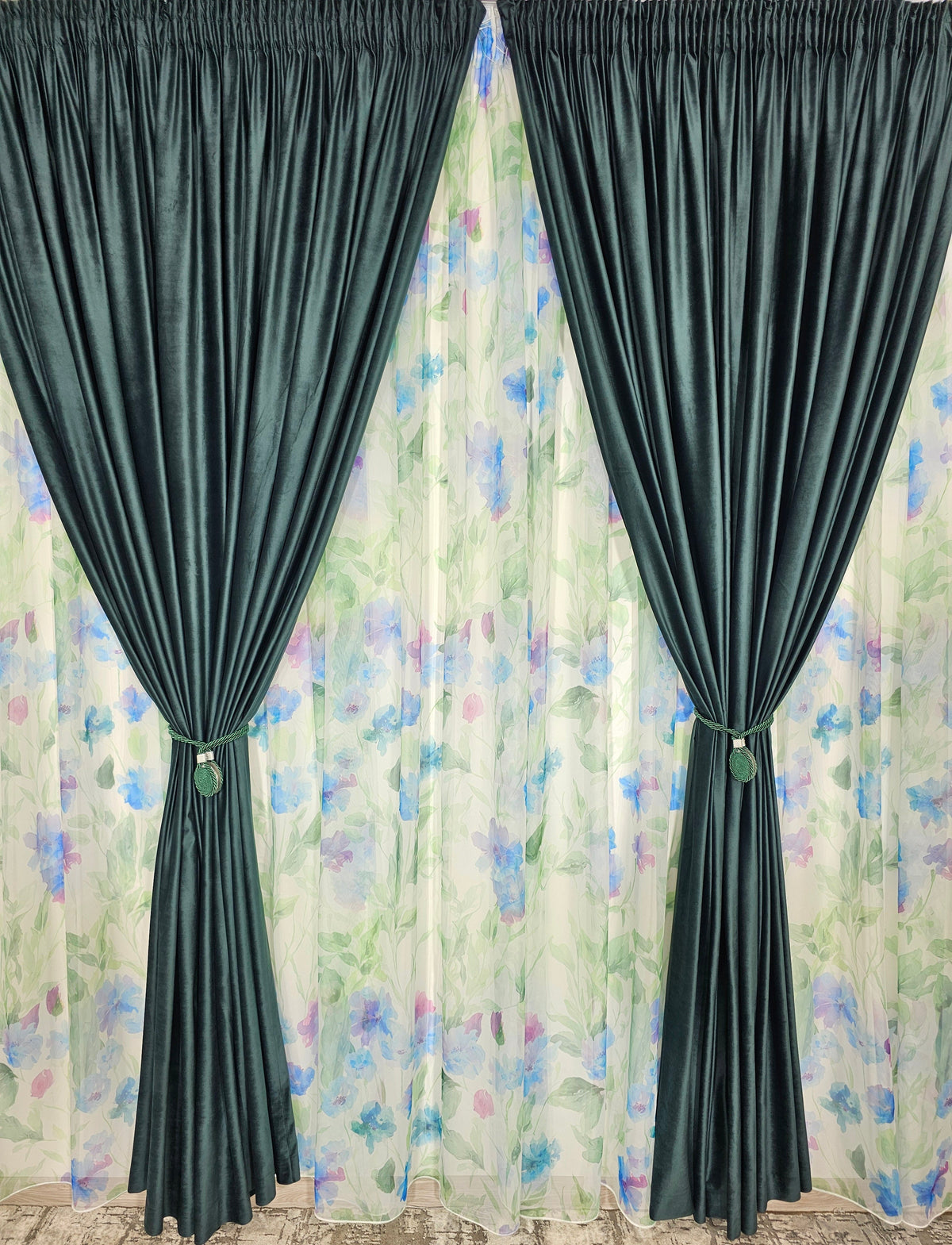 Set Elena – Perdea din Voal cu Model Floral Verde, Mov si Albastru si Draperie Catifea Verde – ideal pentru livinguri fresh si dormitoare elegante cu canapele crem, gri, alb sau accente verzi si mobilier lemn natur sau alb – confectionata pe comanda