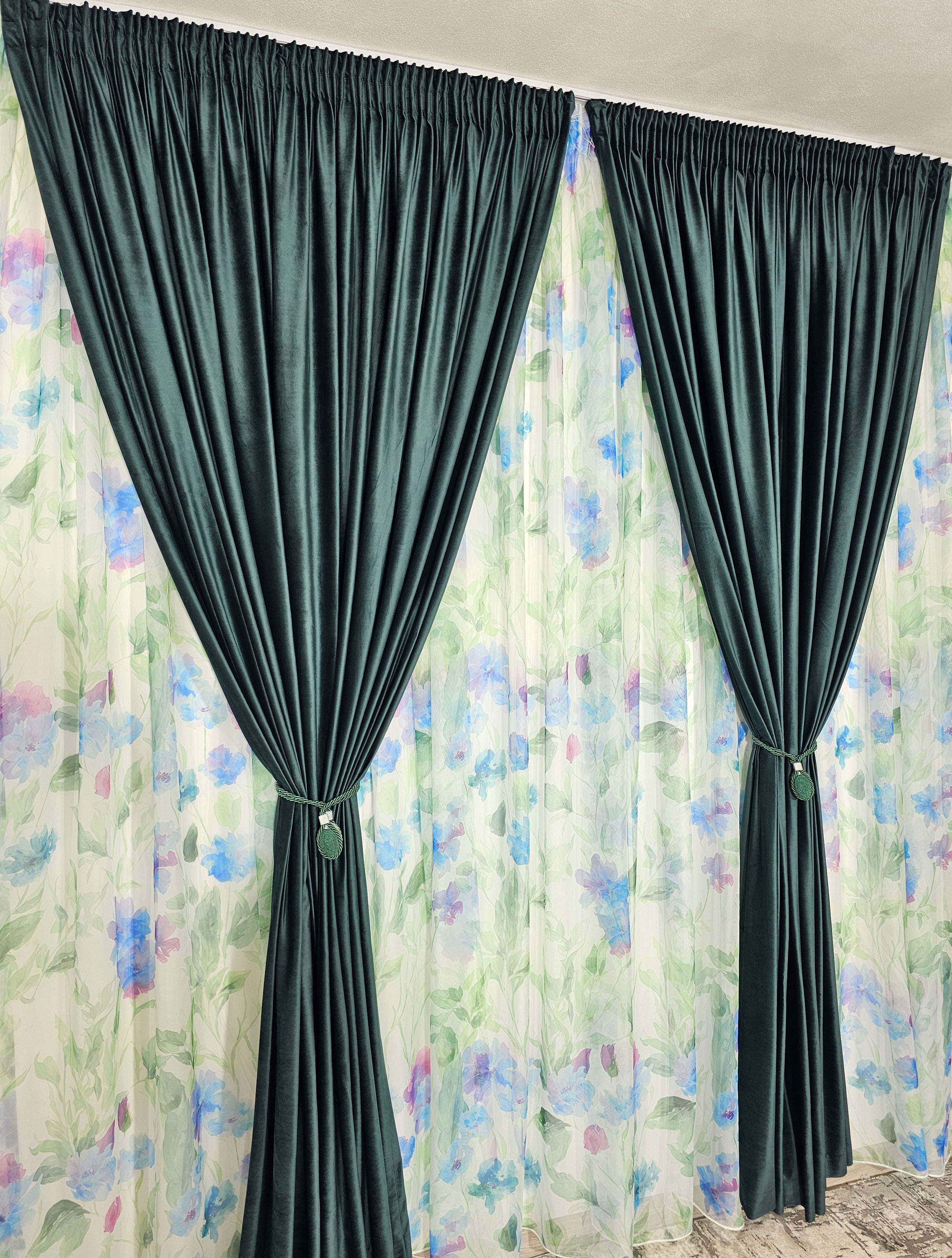 Set Elena: perdea model floral combinatie verde mov albastru si draperie catifea verde
