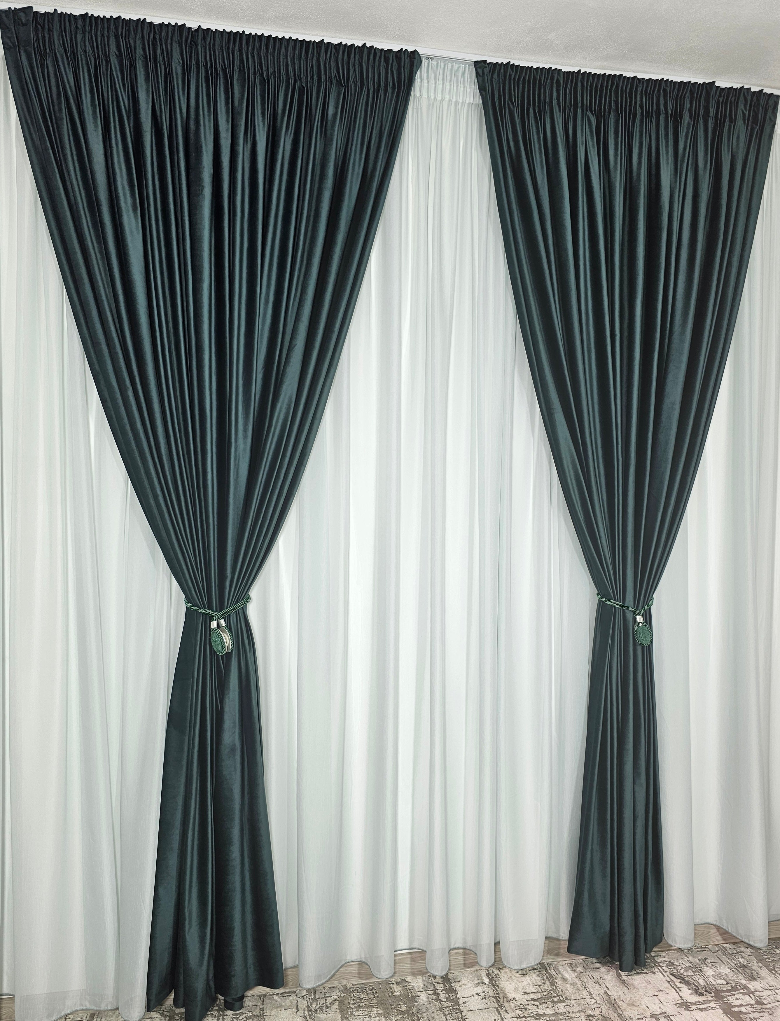 Set Francesca: perdea tip in verde cu draperie simpla verde din catifea blackout 90%