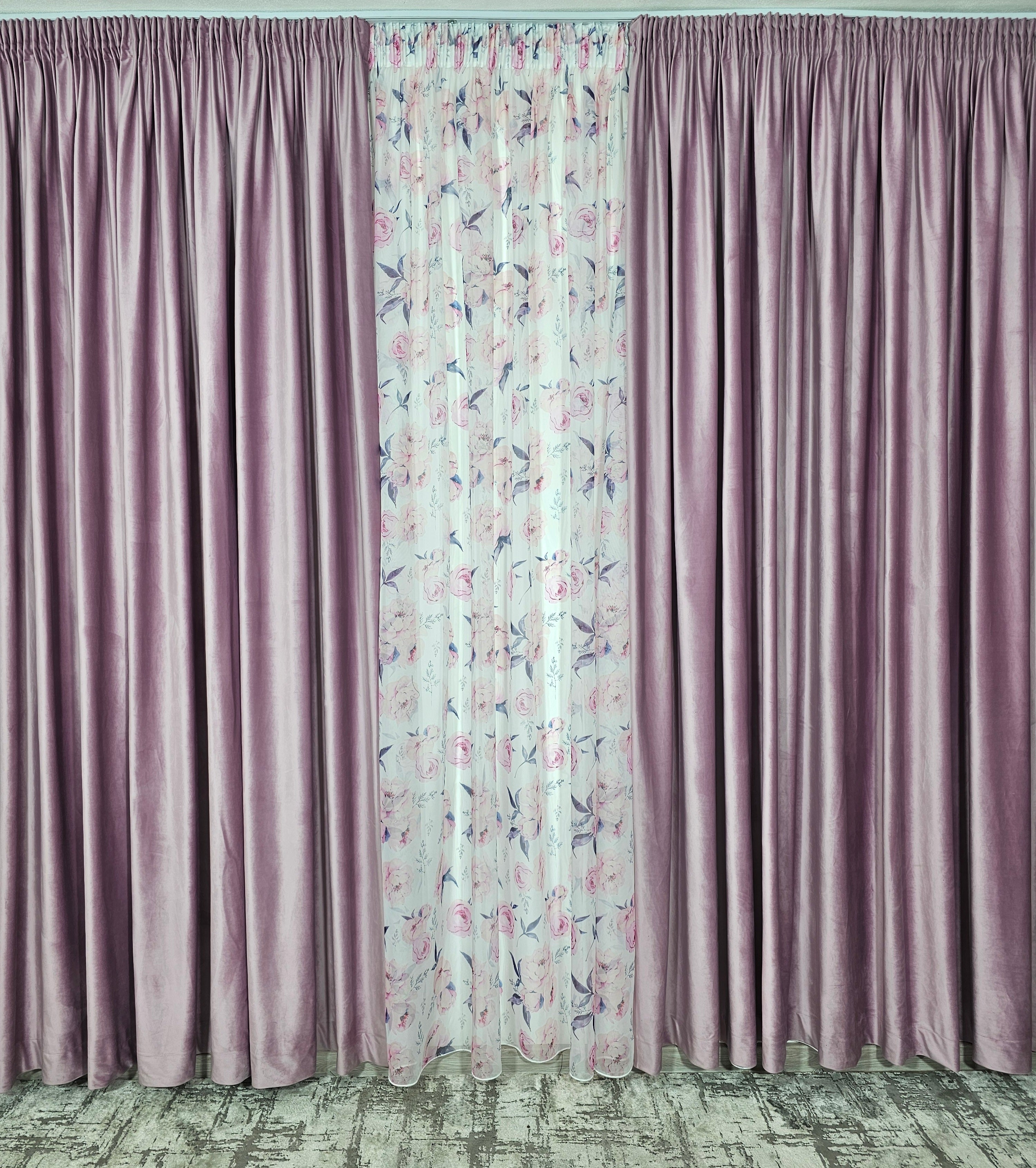 Set Inna: perdea din voal model floral combinatie roz cu gri cu draperie catifea roz lila blackout 90%