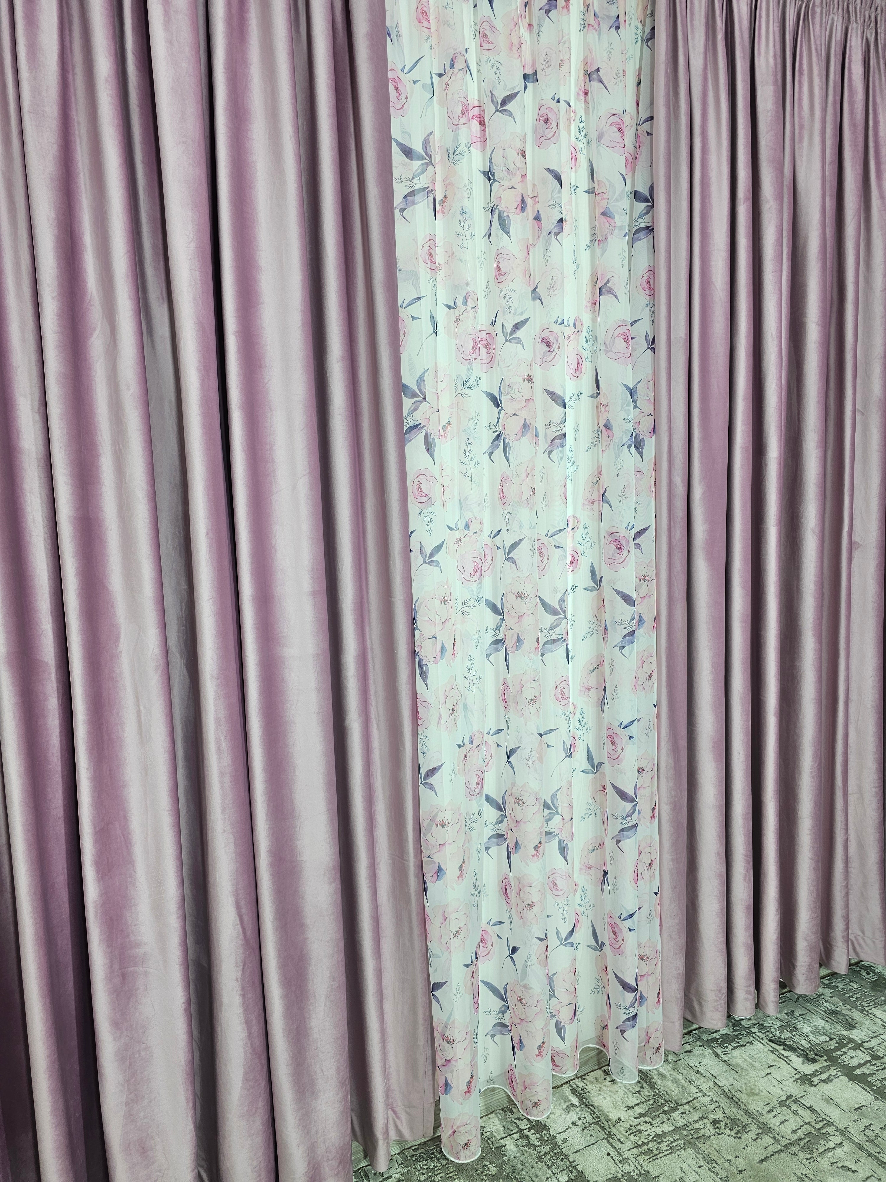 Set Inna: perdea din voal model floral combinatie roz cu gri cu draperie catifea roz lila blackout 90%
