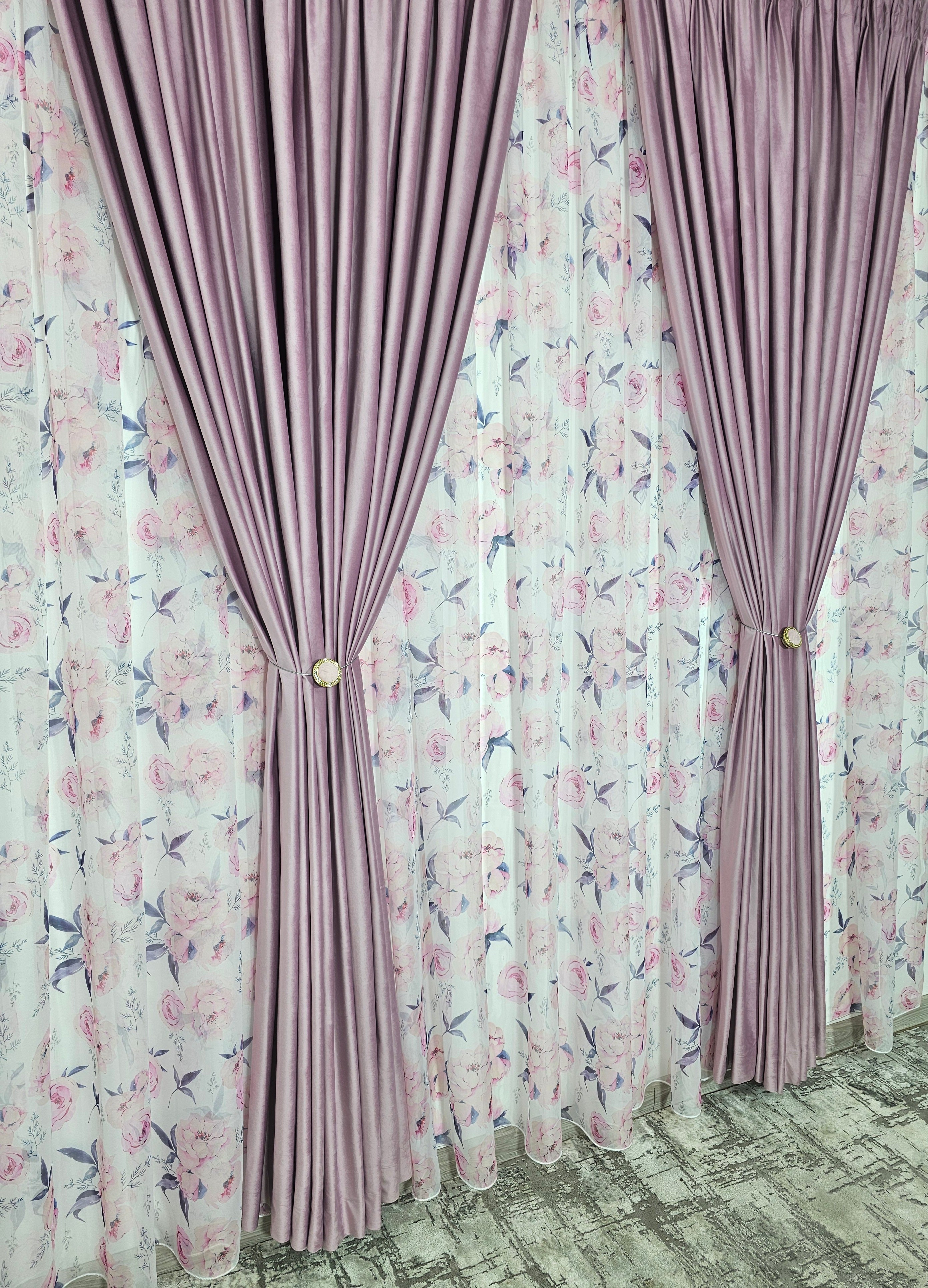 Set Inna: perdea din voal model floral combinatie roz cu gri cu draperie catifea roz lila blackout 90%