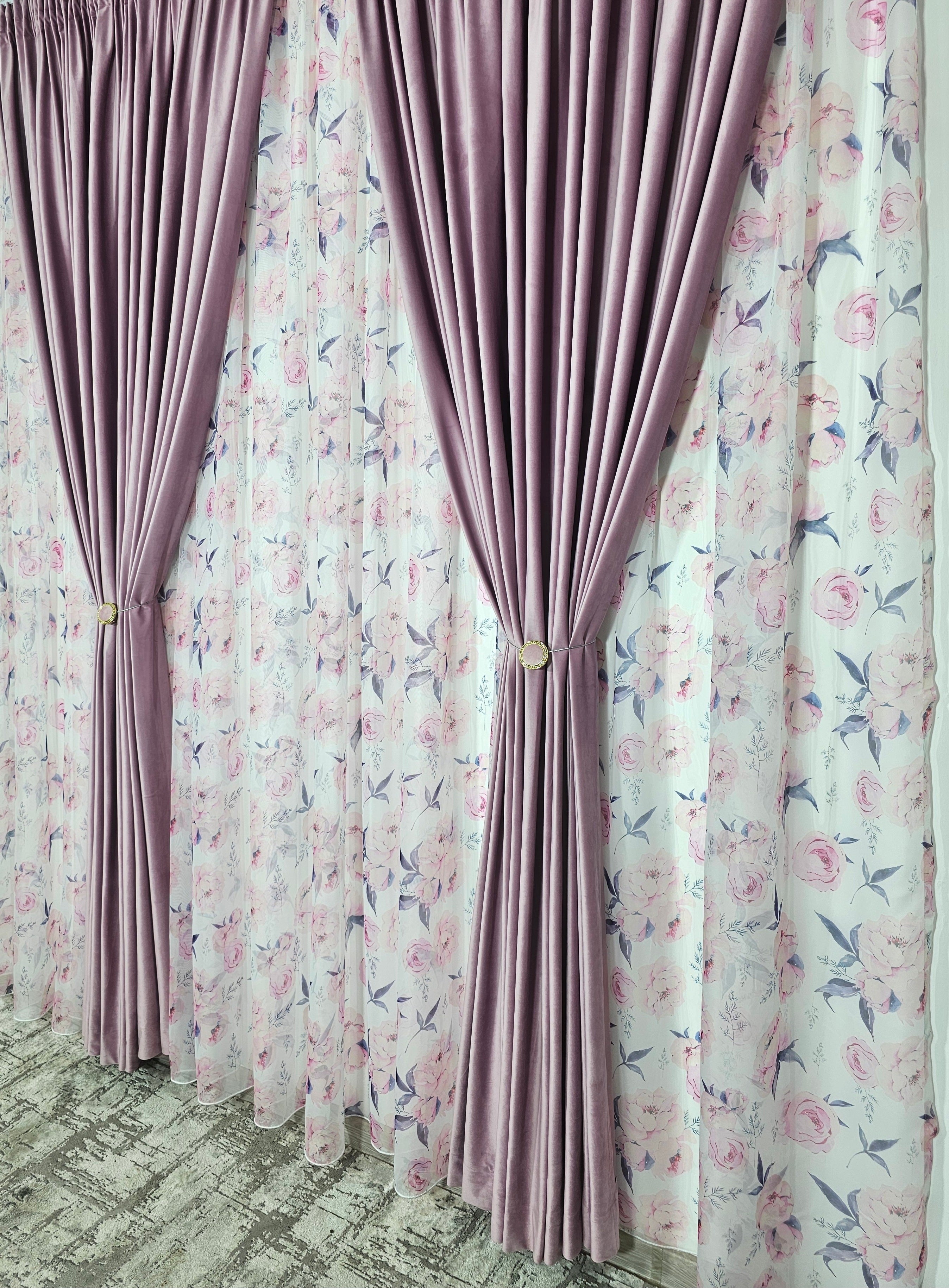 Set Inna: perdea din voal model floral combinatie roz cu gri cu draperie catifea roz lila blackout 90%
