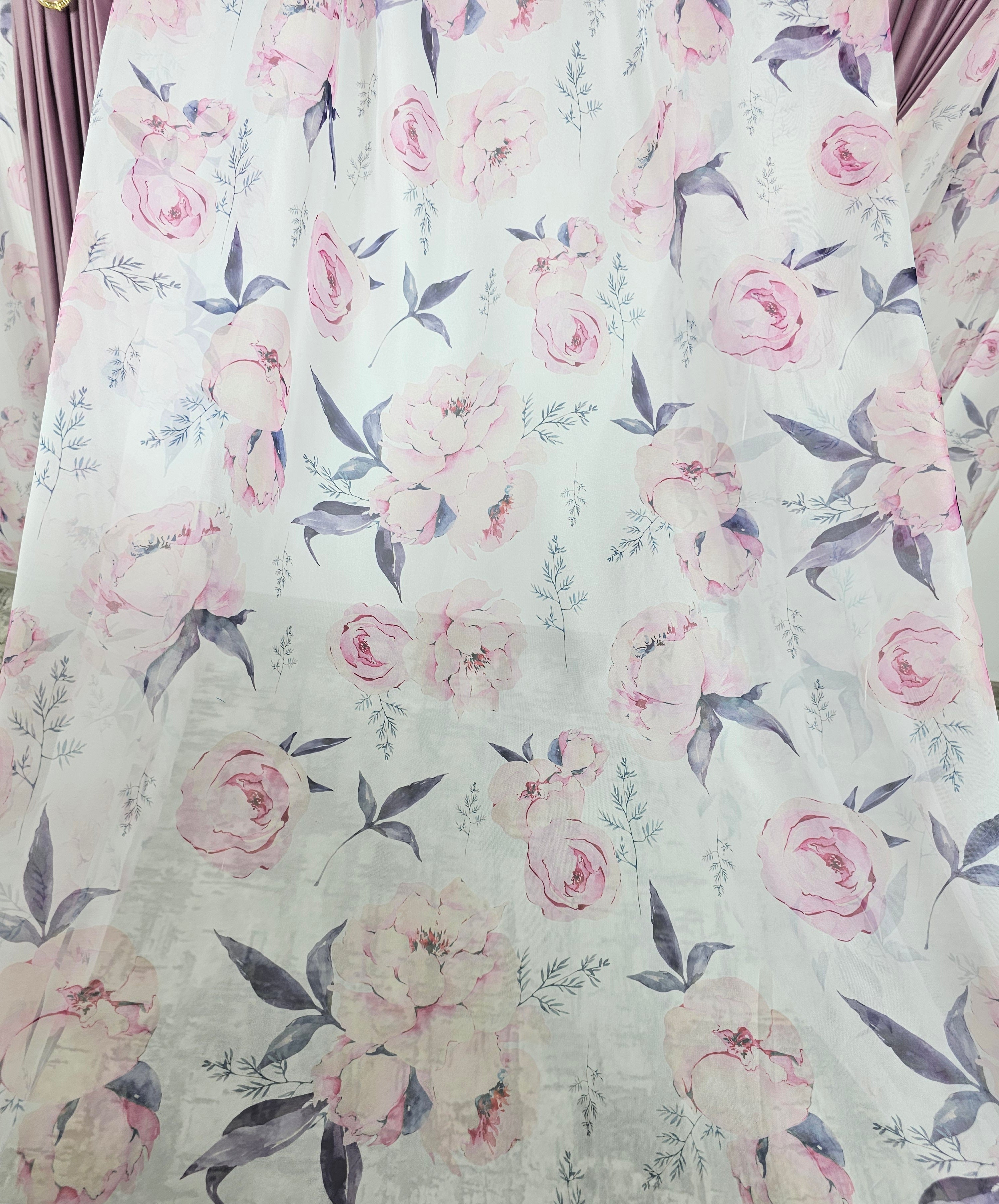 Set Inna: perdea din voal model floral combinatie roz cu gri cu draperie catifea roz lila blackout 90%