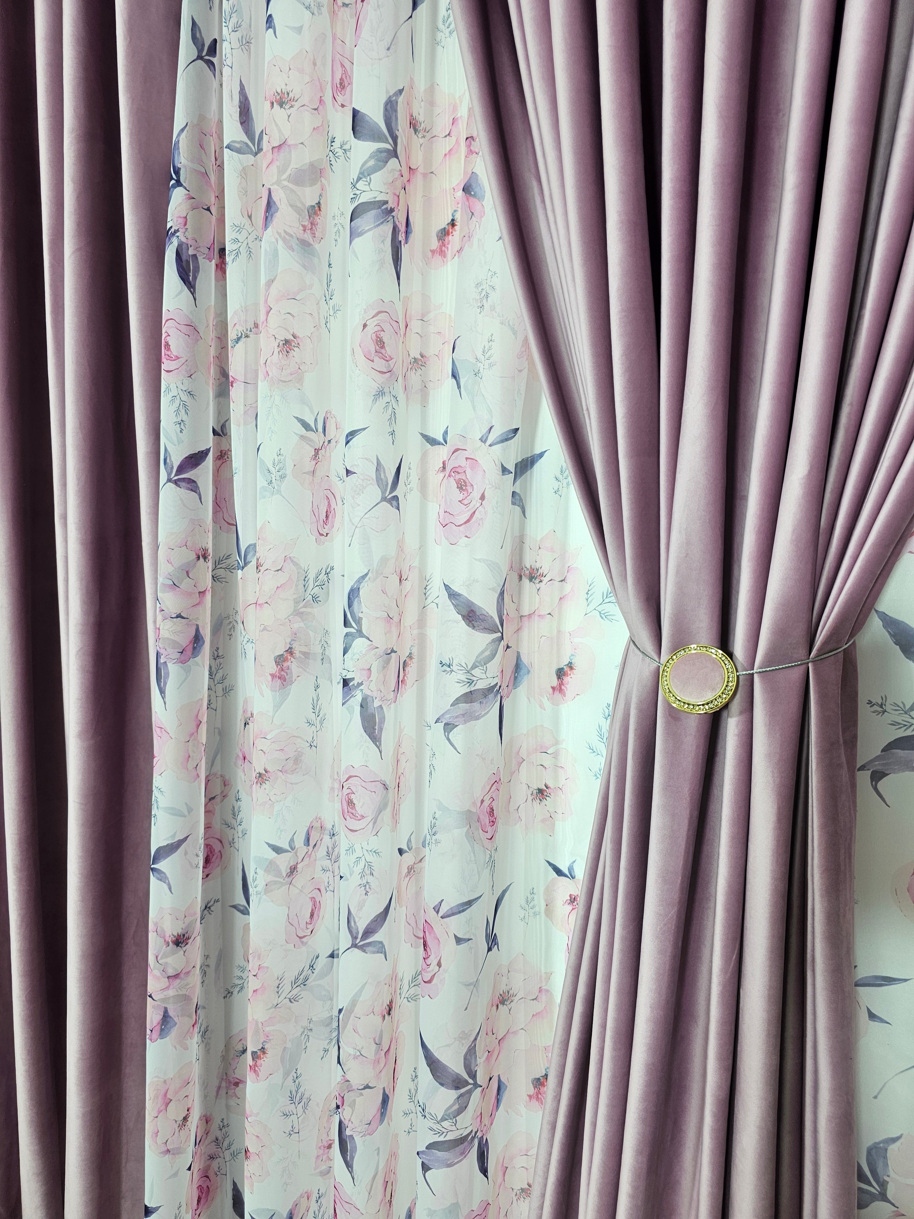 Set Inna: perdea din voal model floral combinatie roz cu gri cu draperie catifea roz lila blackout 90%