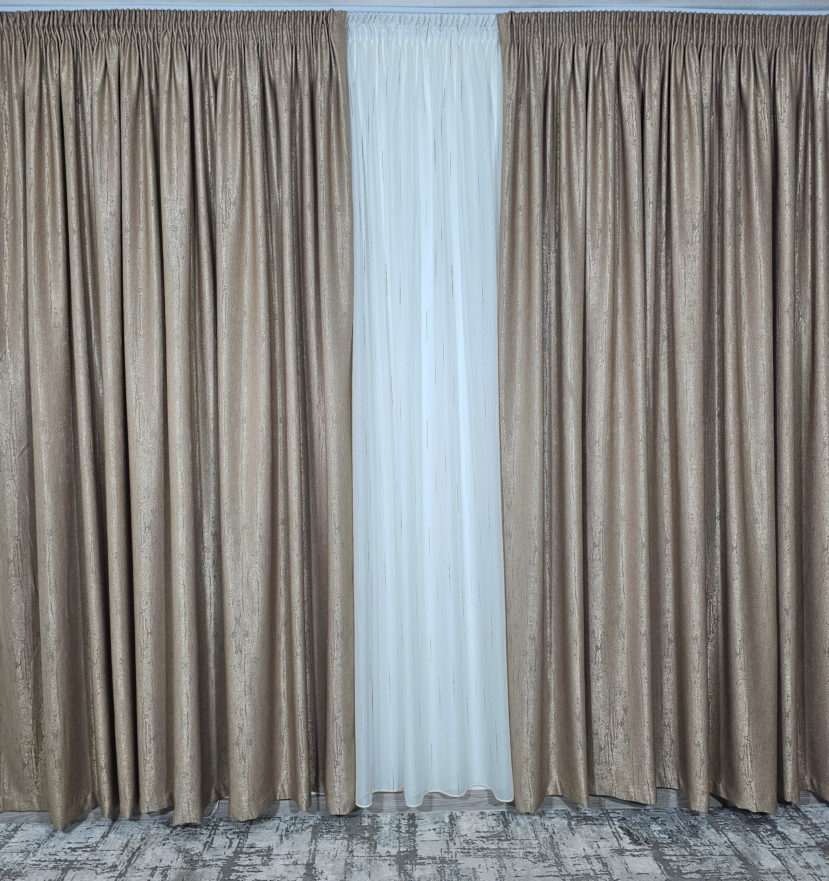 Set Betty: perdea in cristal cu dungi maro si draperie tip vopsea decorativa capucino