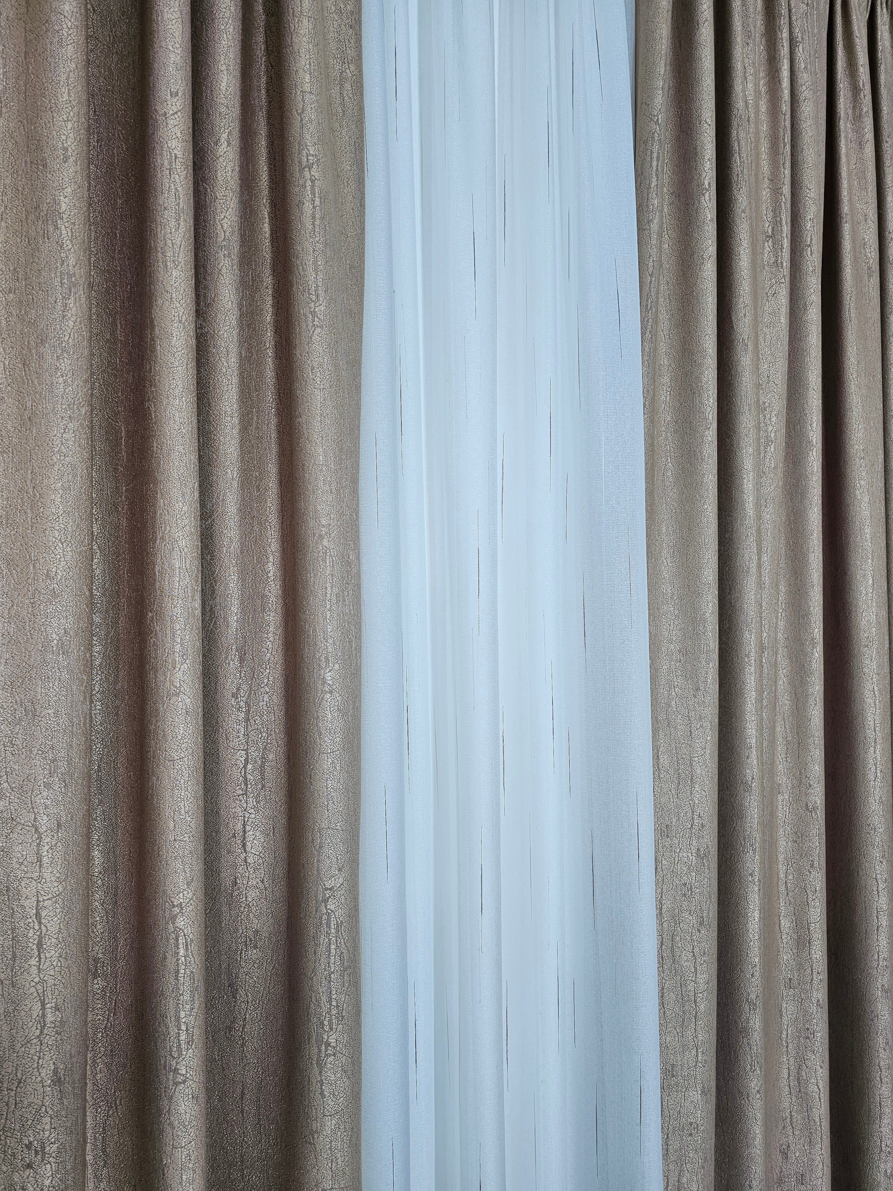 Set Betty: perdea in cristal cu dungi maro si draperie tip vopsea decorativa capucino
