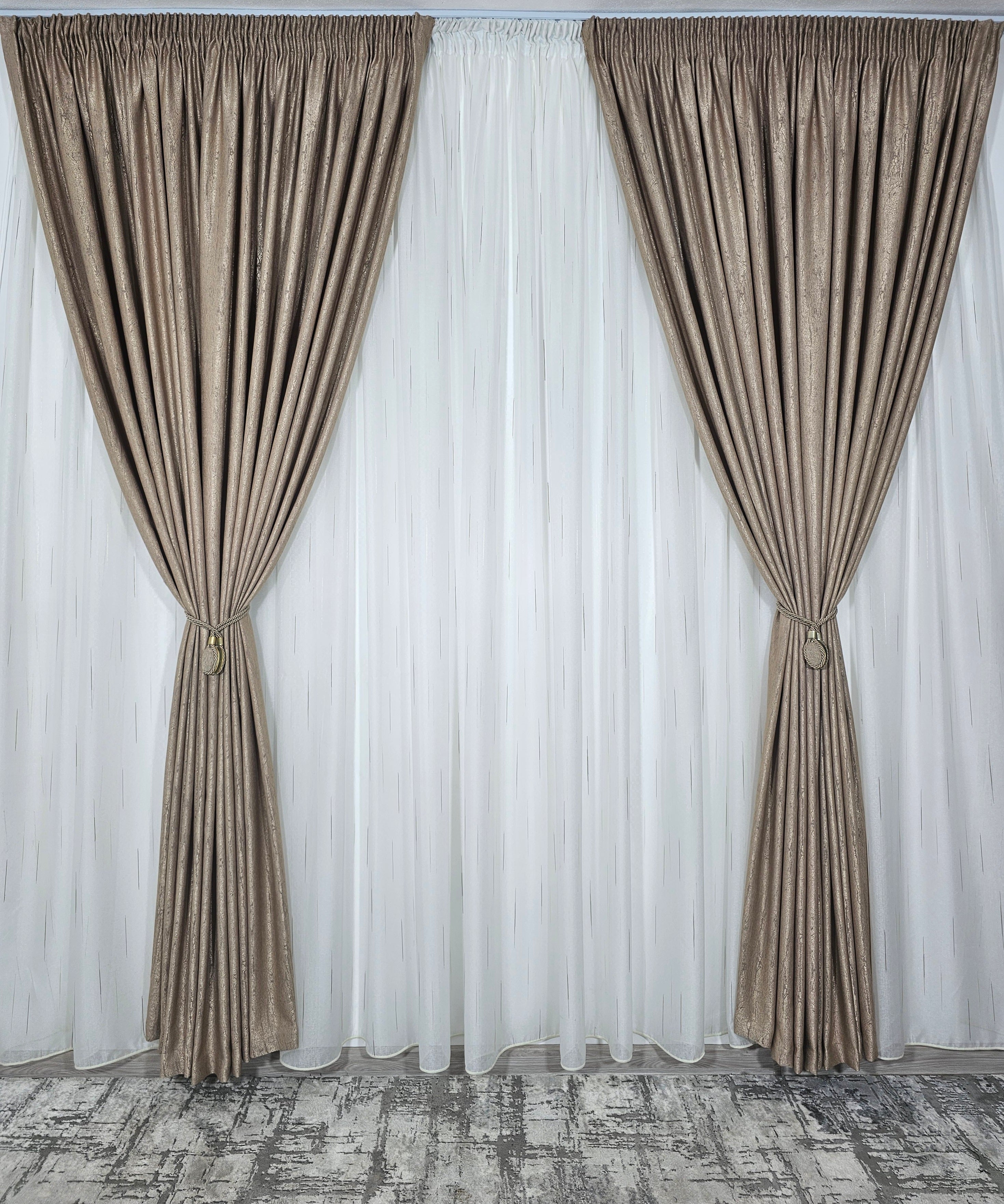 Set Betty: perdea in cristal cu dungi maro si draperie tip vopsea decorativa capucino