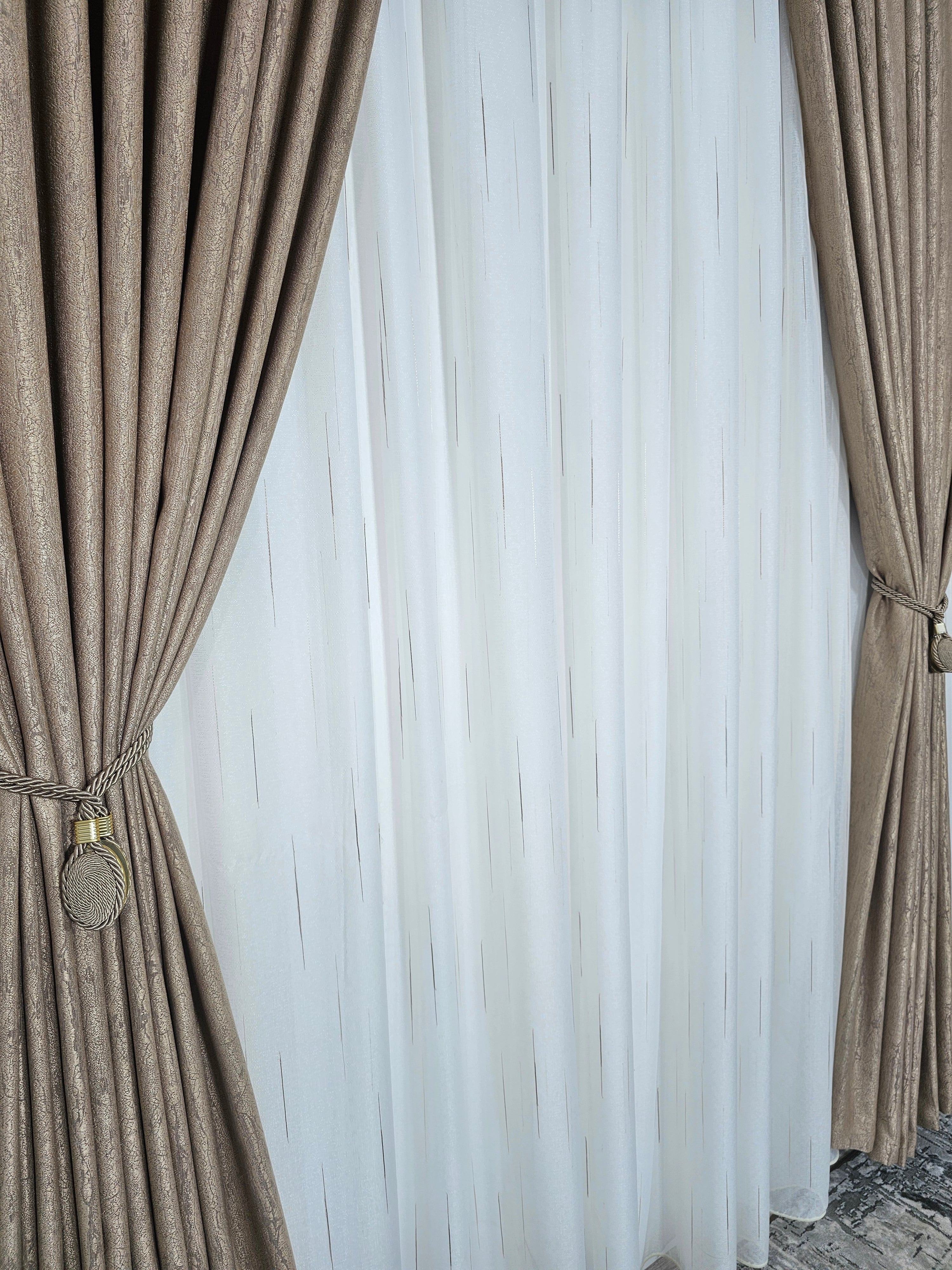 Set Betty: perdea in cristal cu dungi maro si draperie tip vopsea decorativa capucino