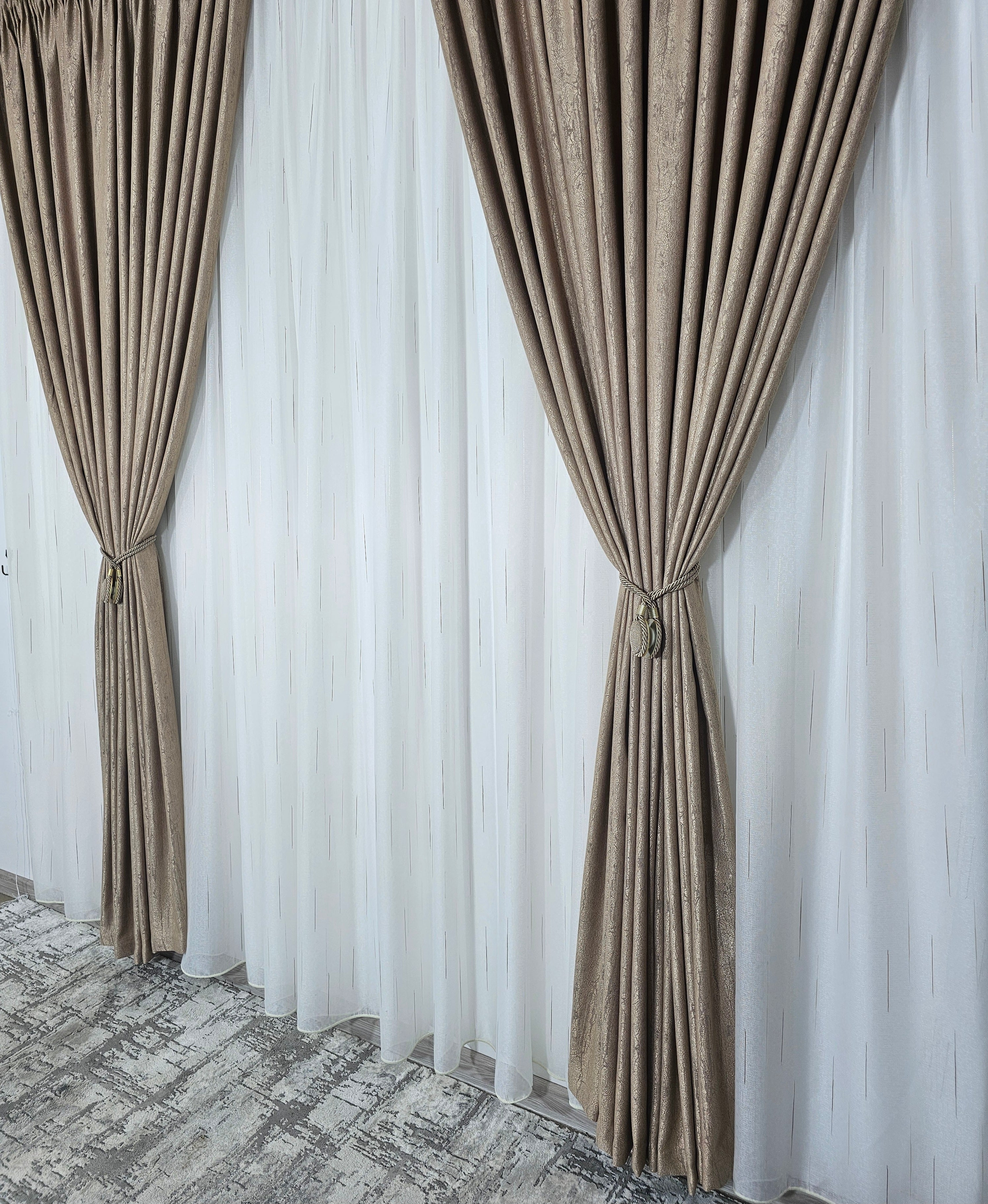 Set Betty: perdea in cristal cu dungi maro si draperie tip vopsea decorativa capucino