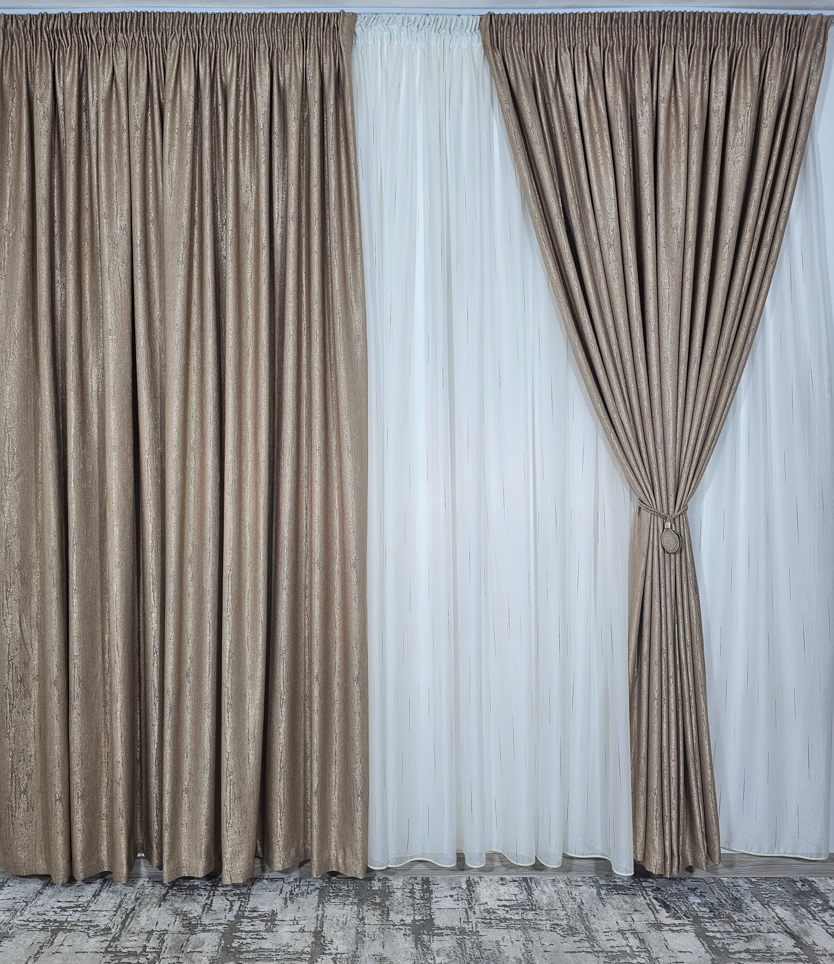 Set Betty: perdea in cristal cu dungi maro si draperie tip vopsea decorativa capucino