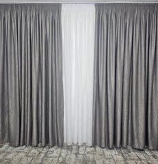 Set Leti: perdea in cristal cu dungi gri si draperie tip vopsea decorativa gri