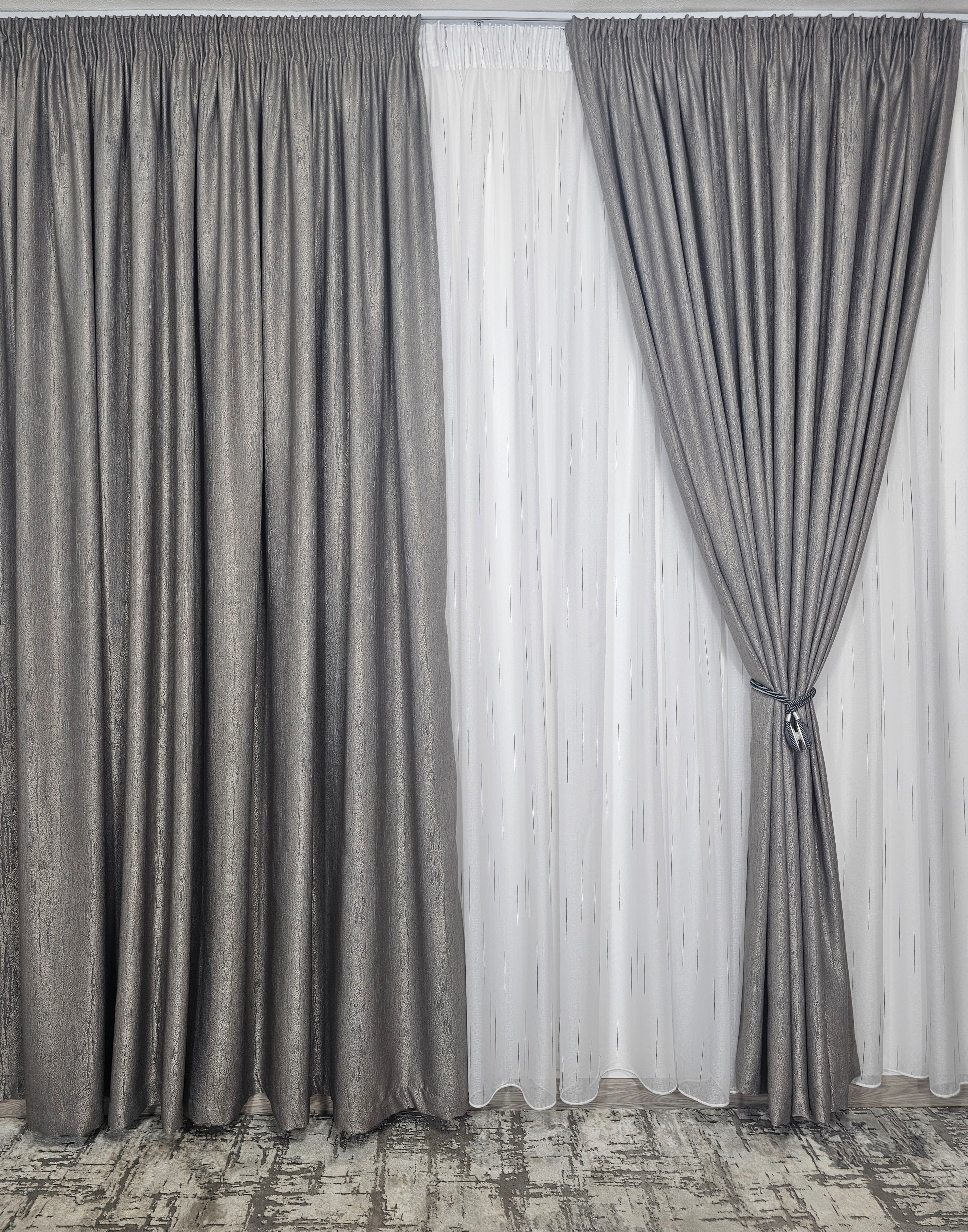 Set Leti: perdea in cristal cu dungi gri si draperie tip vopsea decorativa gri