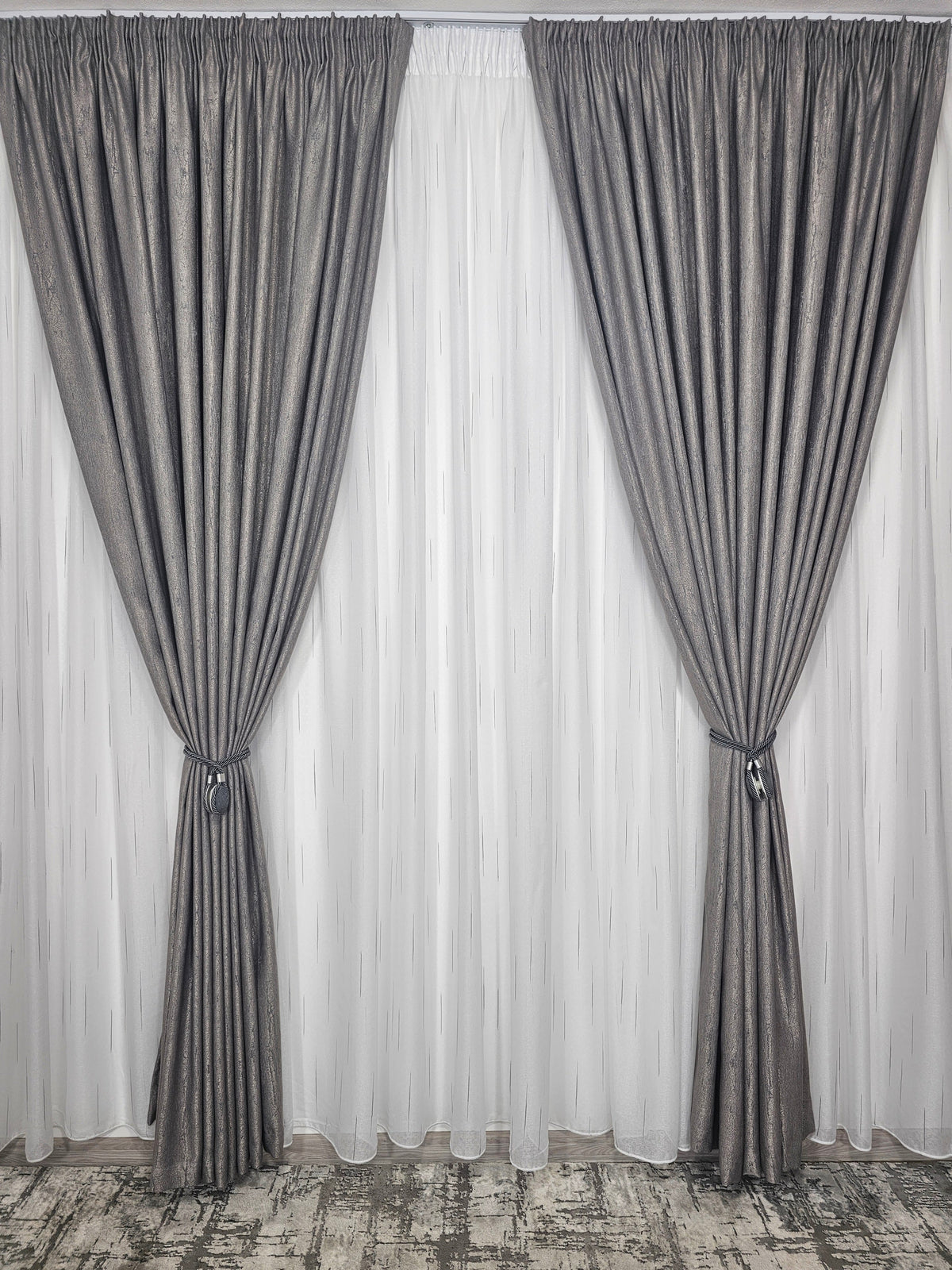 Set Leti: perdea in cristal cu dungi gri si draperie tip vopsea decorativa gri