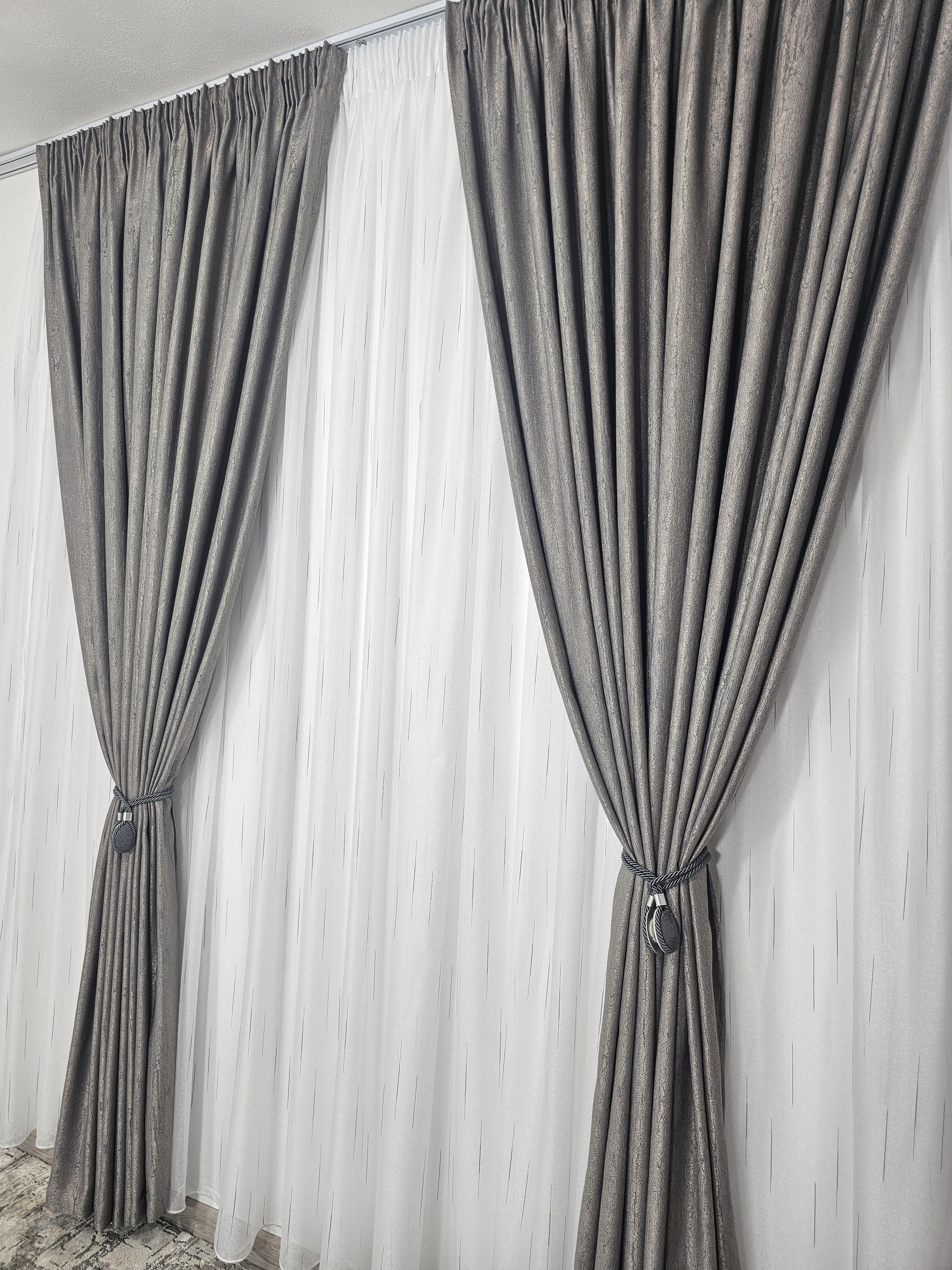 Set Leti: perdea in cristal cu dungi gri si draperie tip vopsea decorativa gri