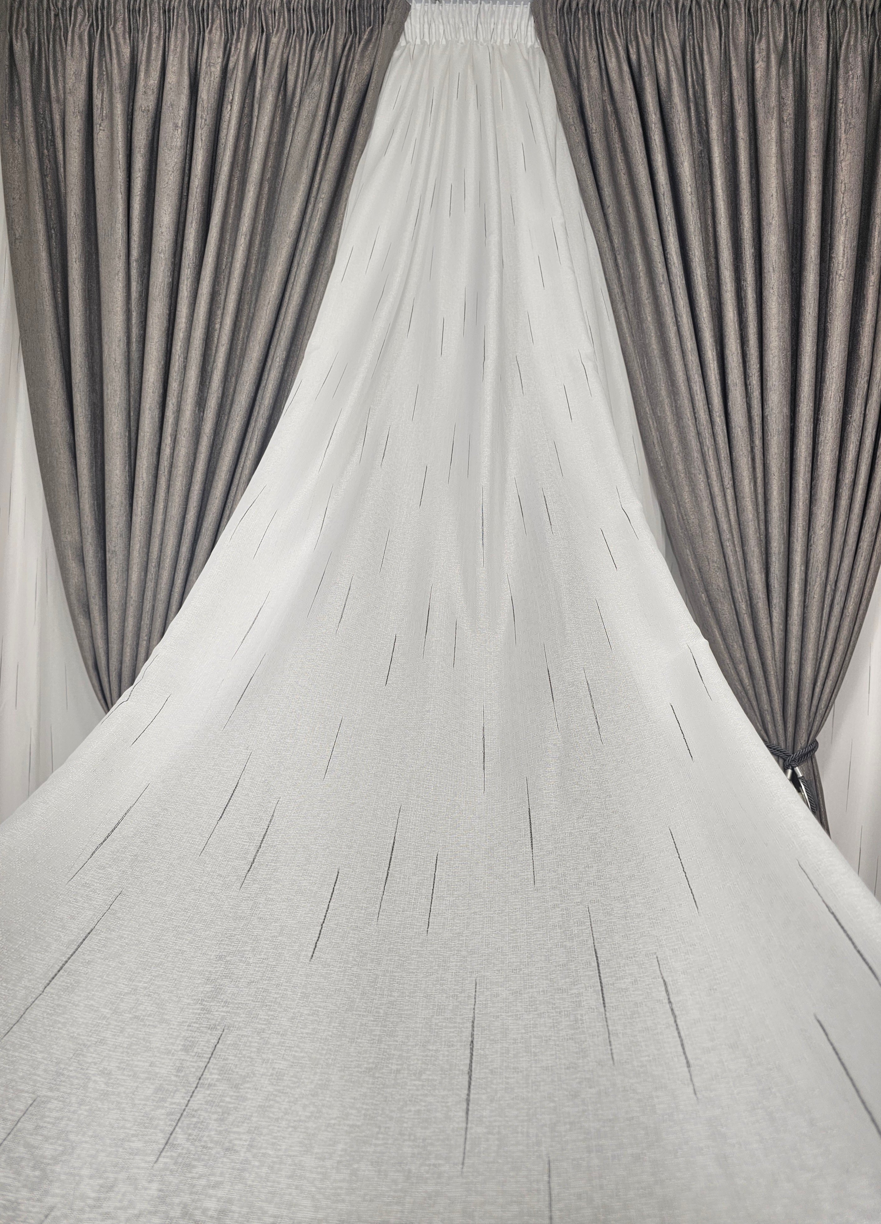 Set Leti: perdea in cristal cu dungi gri si draperie tip vopsea decorativa gri
