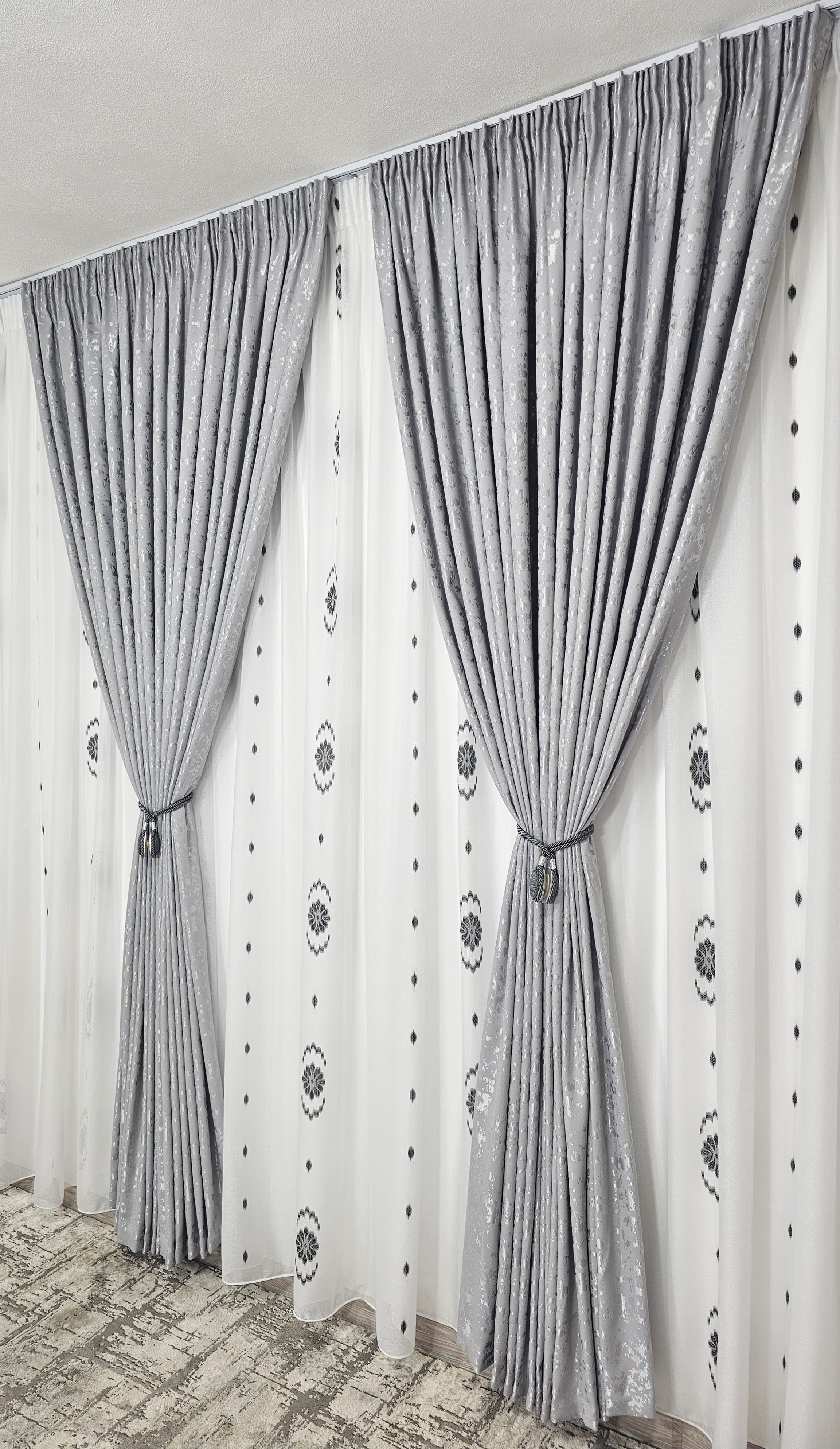 Set Romulus: perdea in cristal si draperie decorativa tip nisip gri deschis