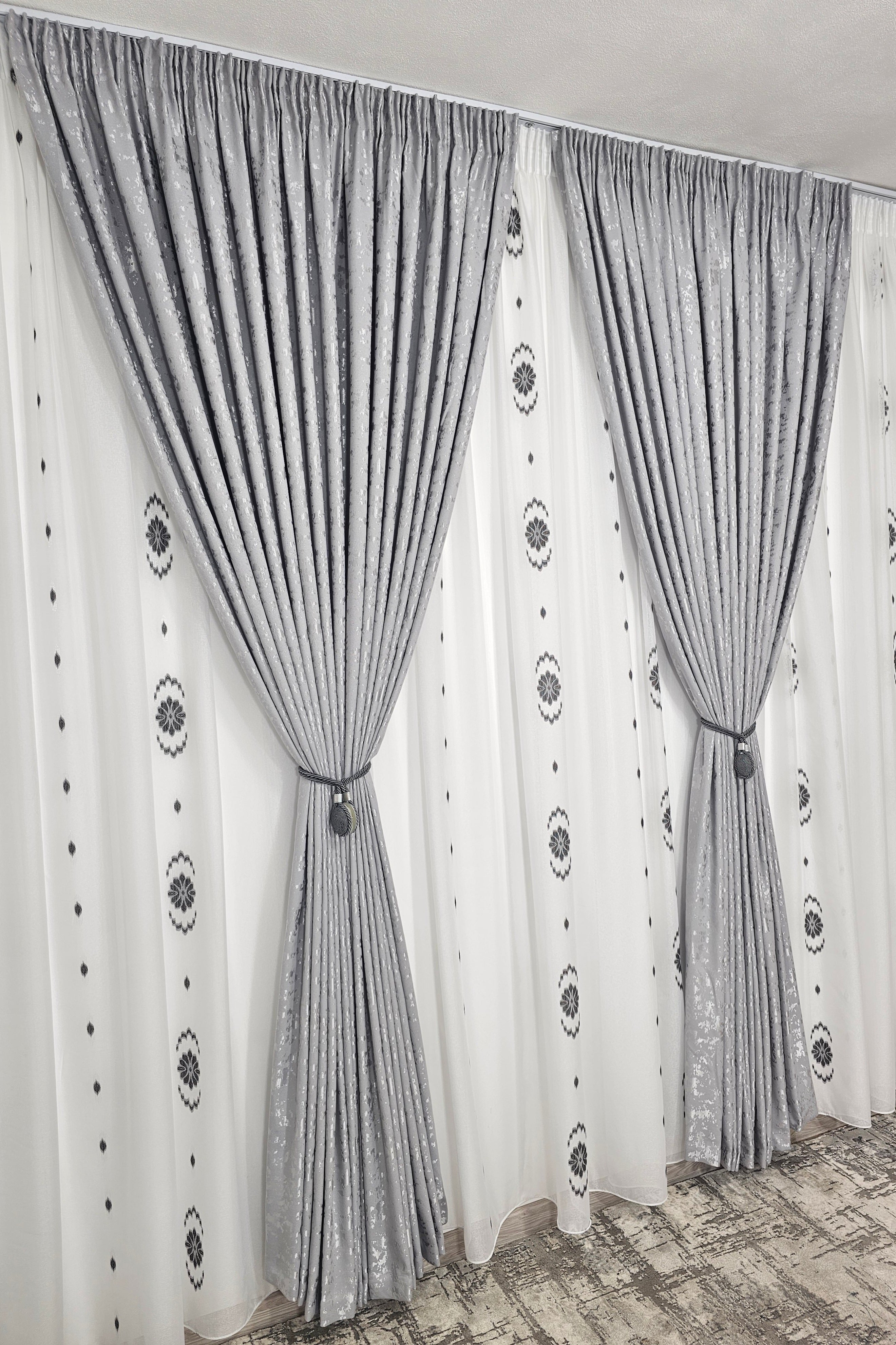 Set Romulus: perdea in cristal si draperie decorativa tip nisip gri deschis