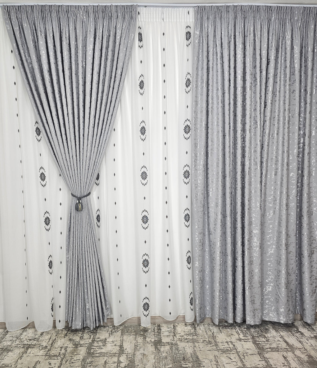 Set Romulus: perdea in cristal si draperie decorativa tip nisip gri deschis