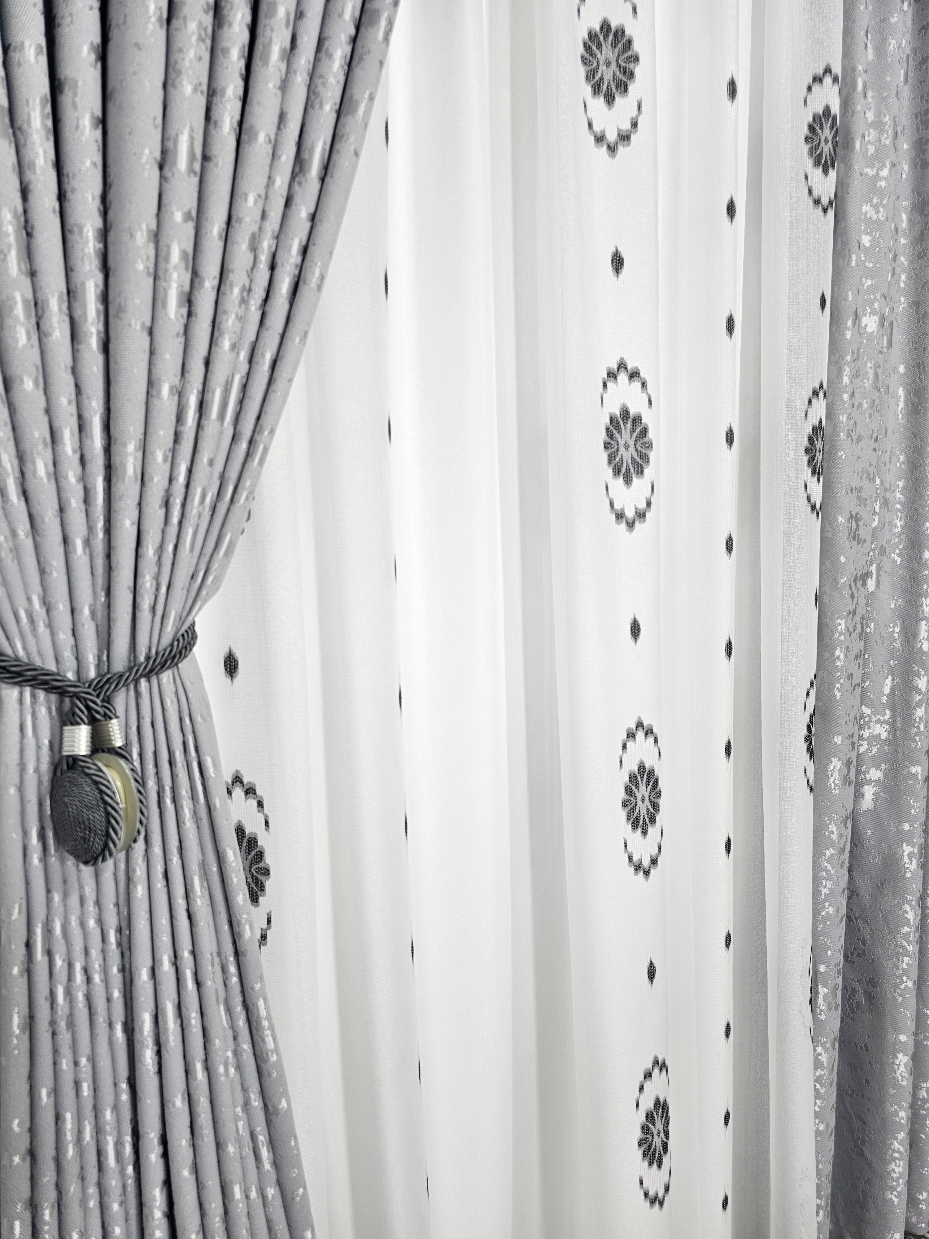 Set Romulus: perdea in cristal si draperie decorativa tip nisip gri deschis