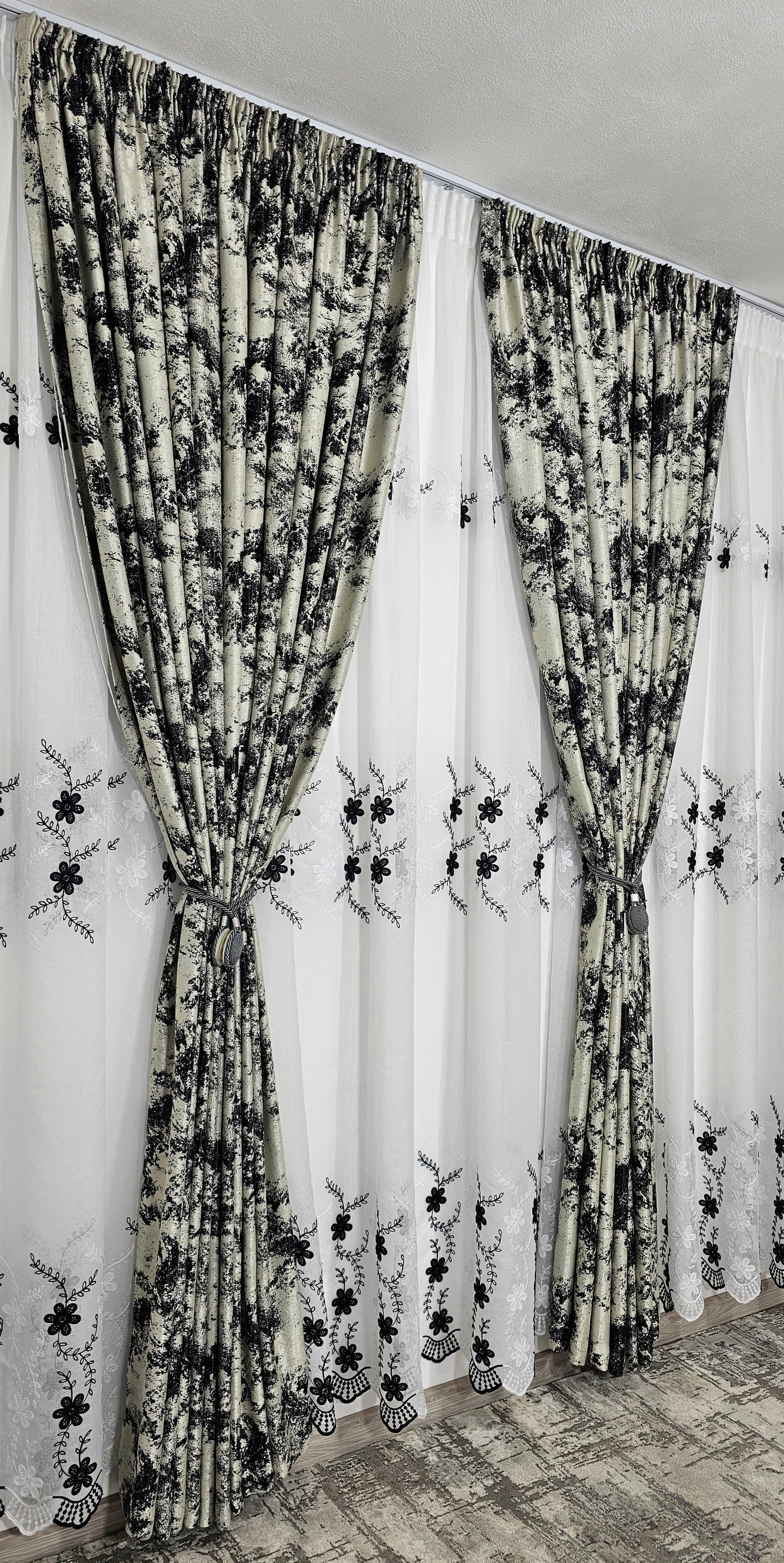 Set Mihai: perdea din in cu flori alb-negru si draperie blackout gri cu negru