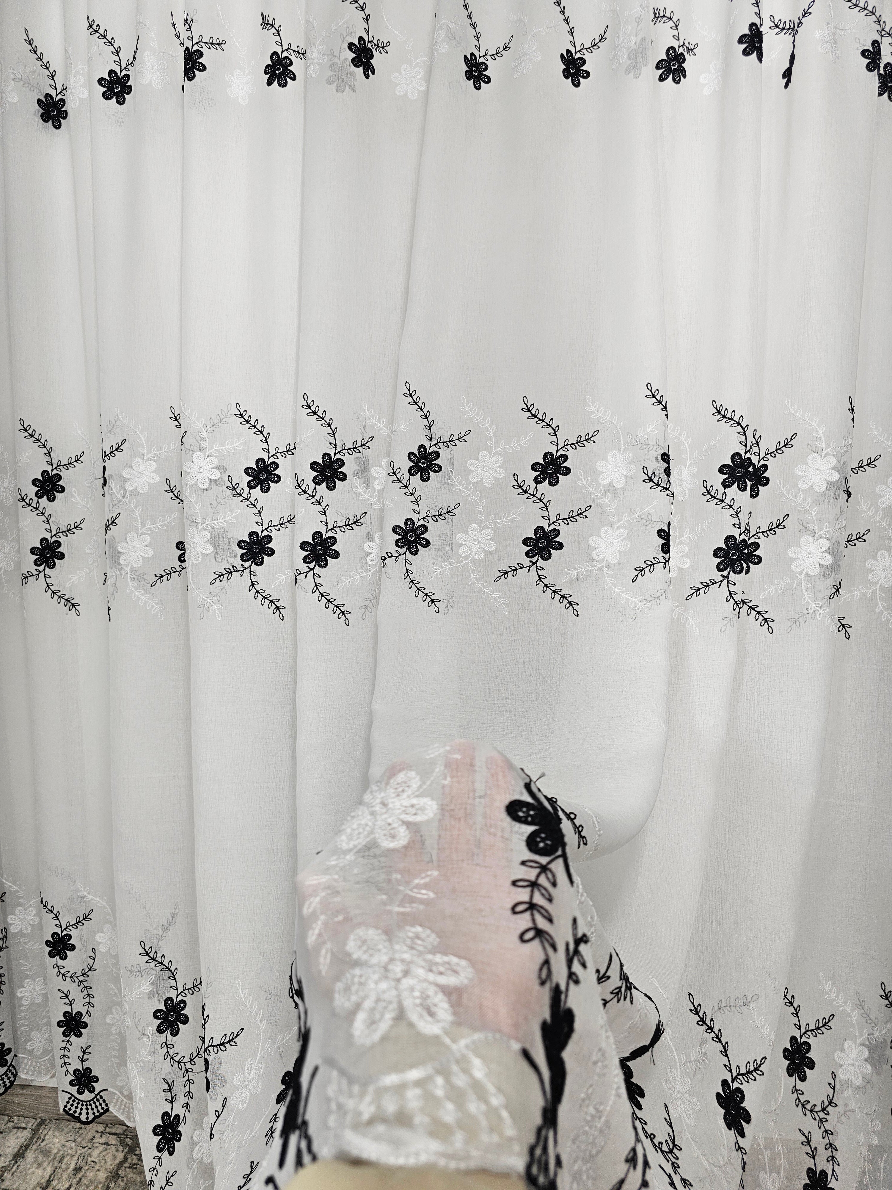 Set Mara: perdea din in cu flori alb-negru si draperie decorativa tip nisip gri inchis