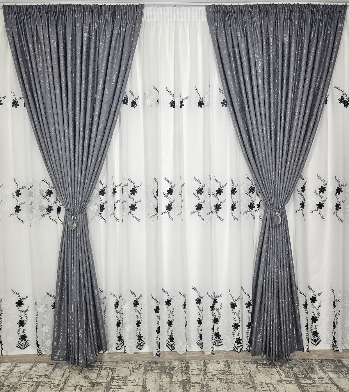 Set Mara: perdea din in cu flori alb-negru si draperie decorativa tip nisip gri inchis