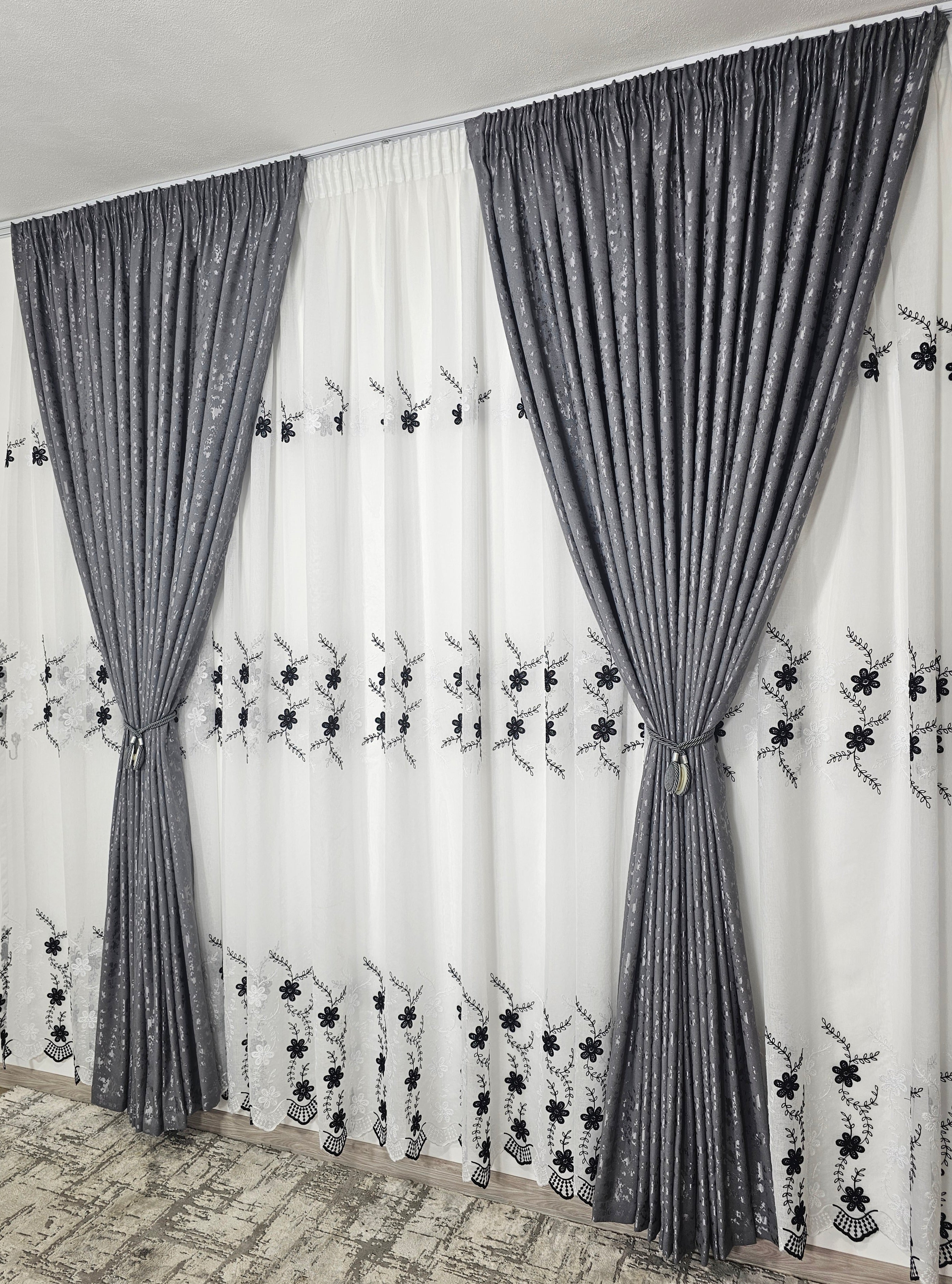 Set Mara: perdea din in cu flori alb-negru si draperie decorativa tip nisip gri inchis