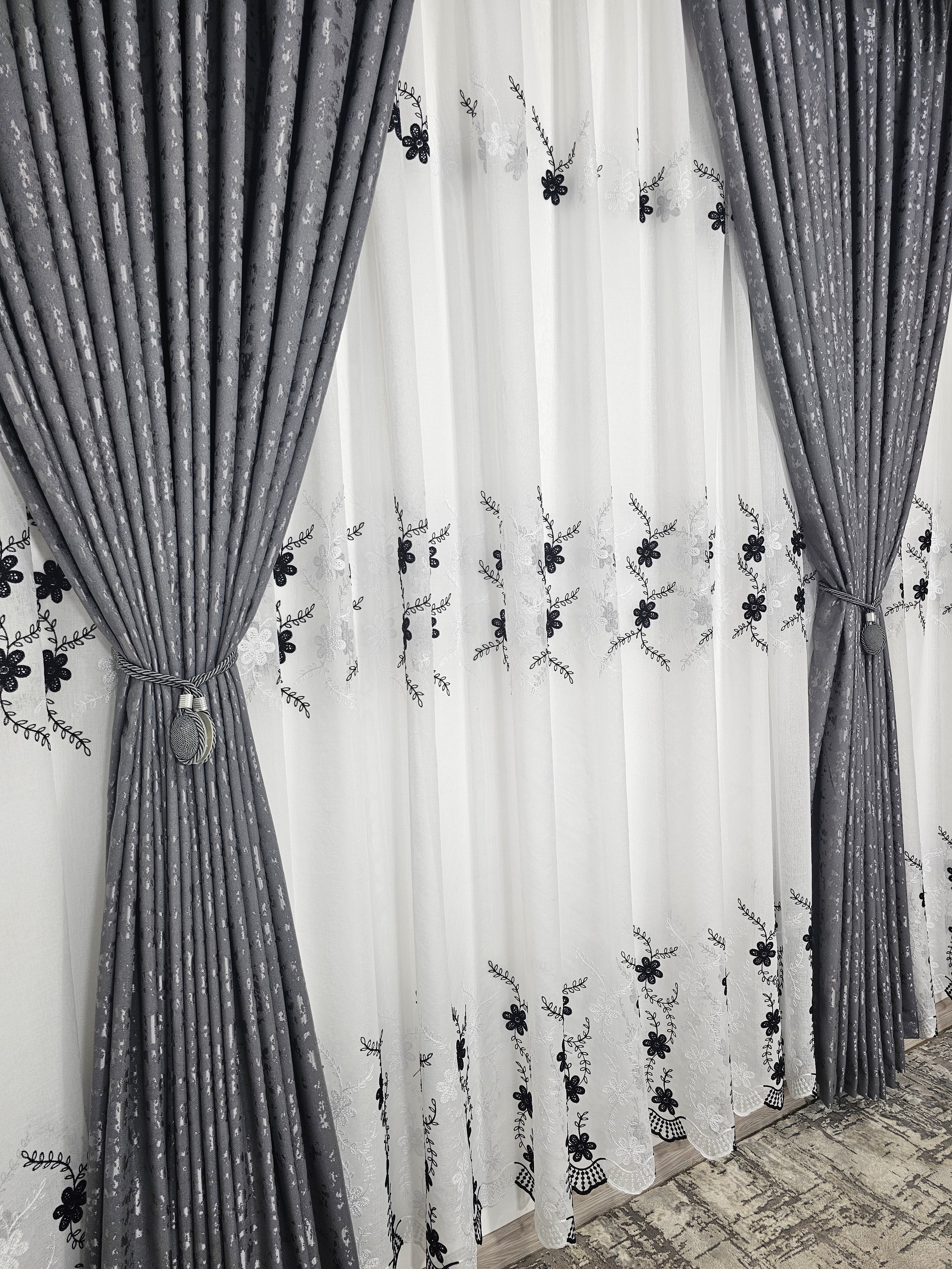 Set Mara: perdea din in cu flori alb-negru si draperie decorativa tip nisip gri inchis