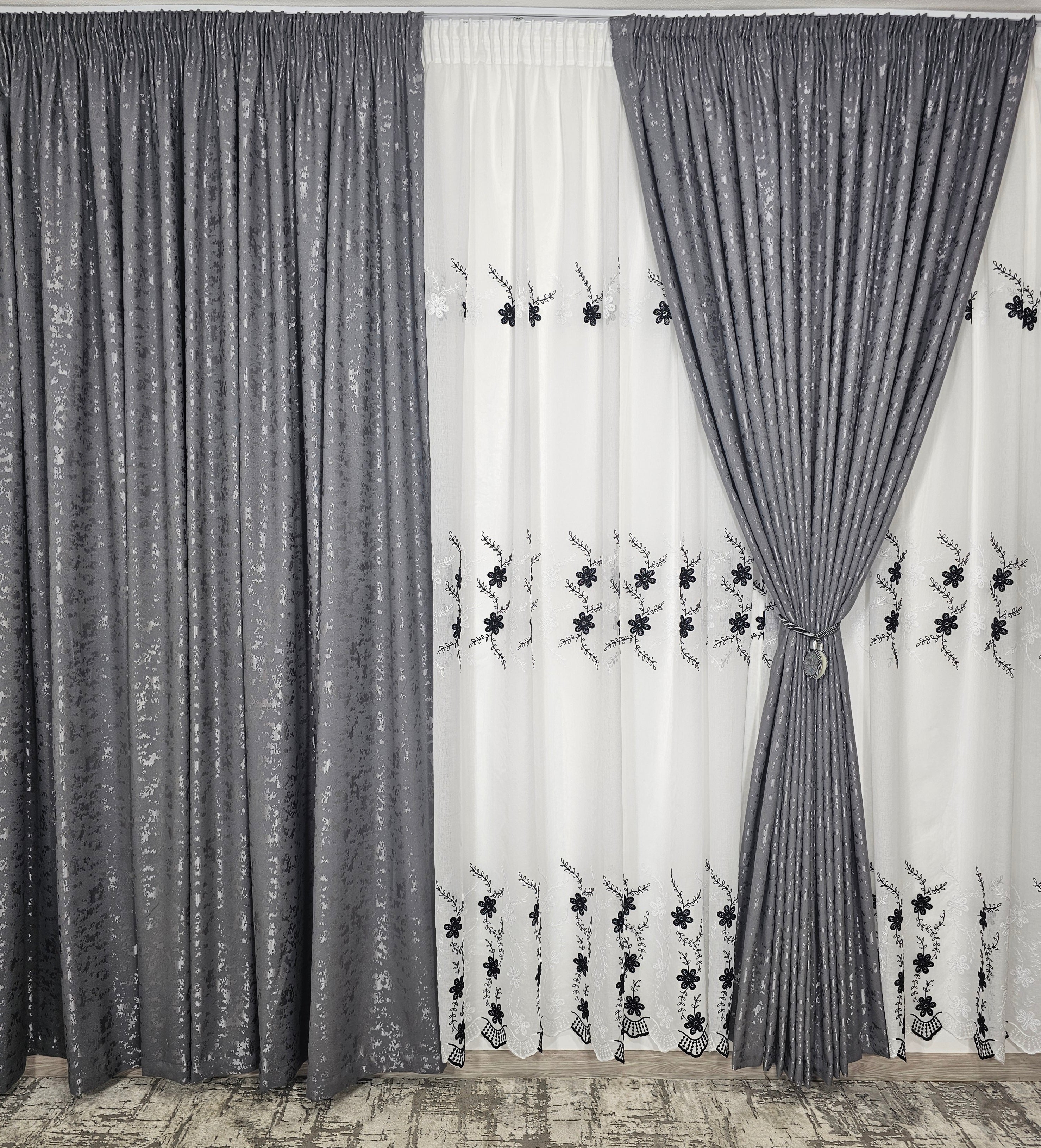 Set Mara: perdea din in cu flori alb-negru si draperie decorativa tip nisip gri inchis