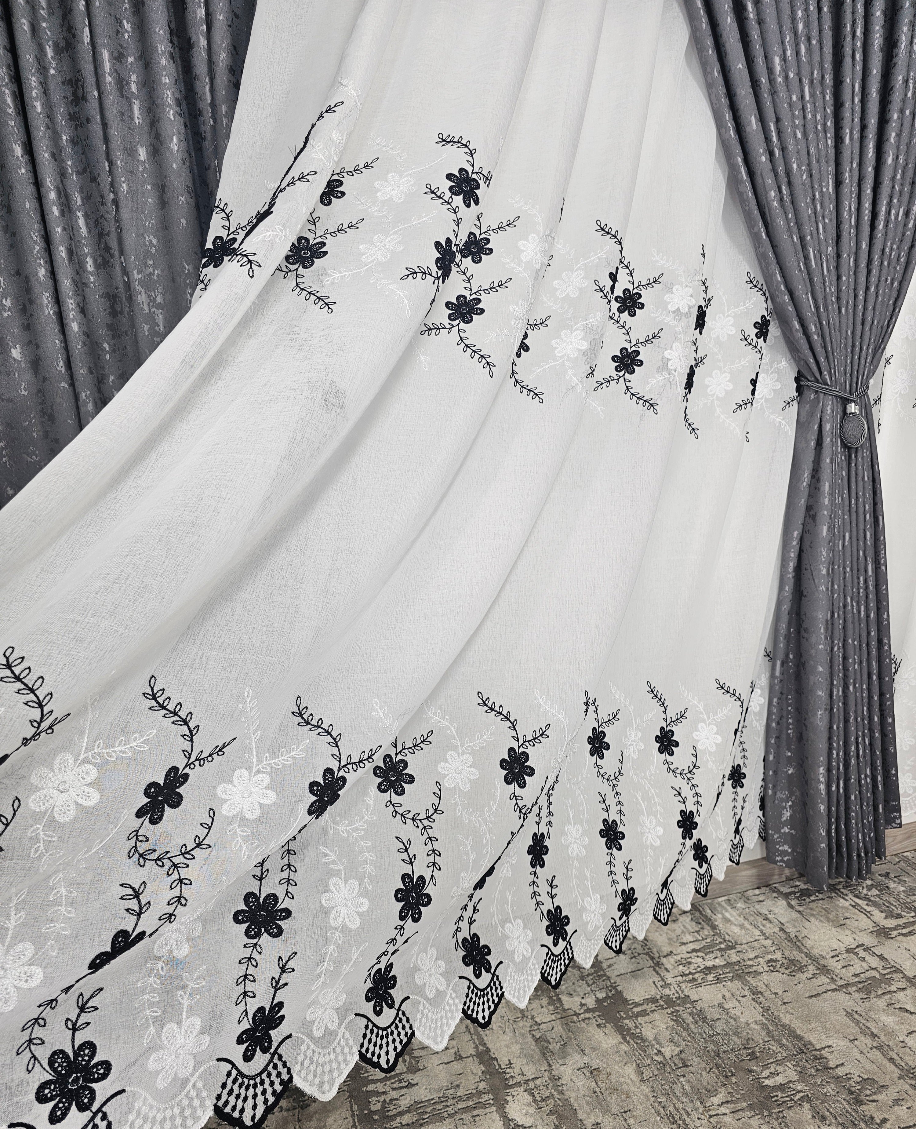 Set Mara: perdea din in cu flori alb-negru si draperie decorativa tip nisip gri inchis