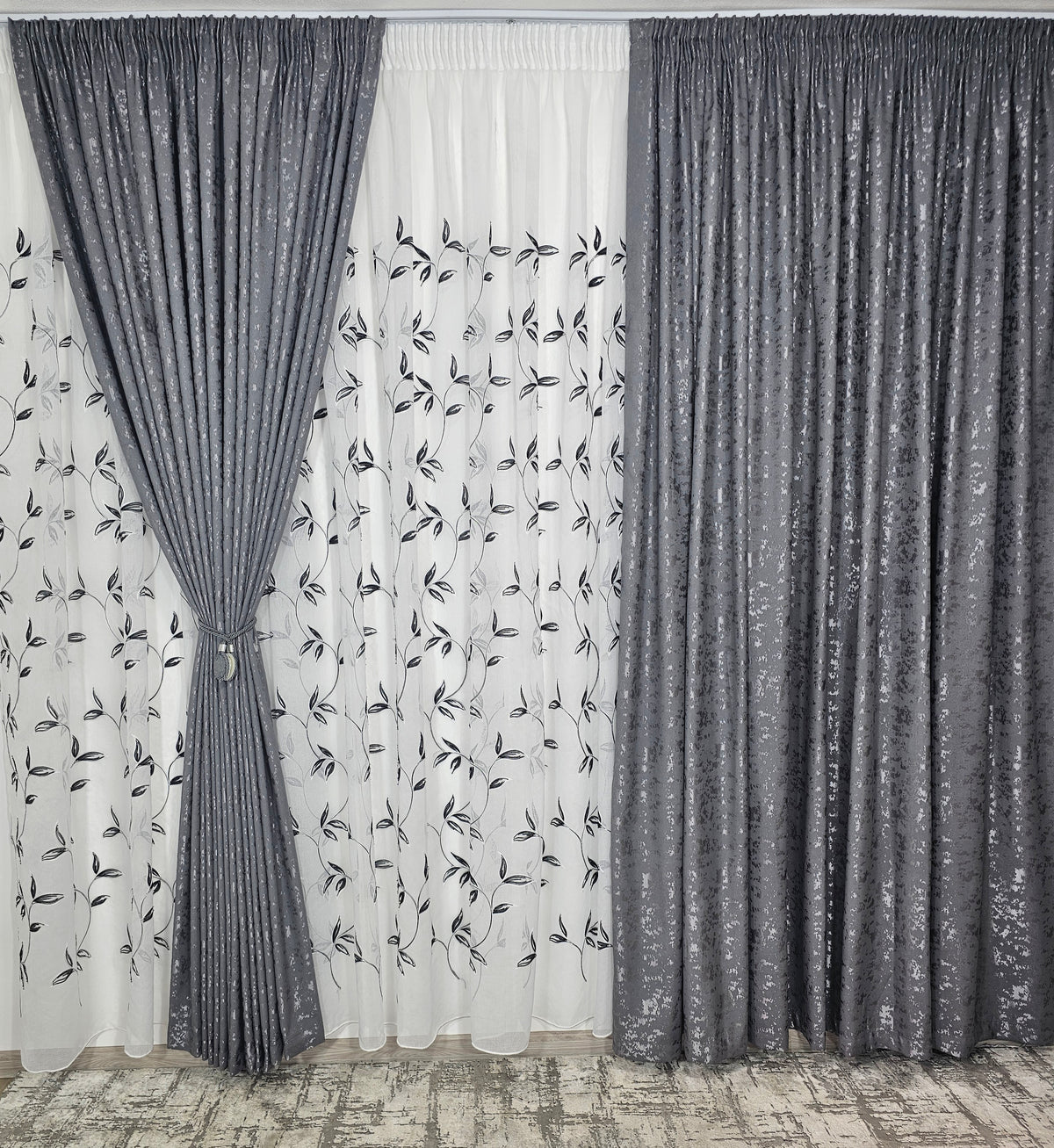 Set Deni: perdea din in cu frunze negre si draperie decorativa tip nisip gri inchis
