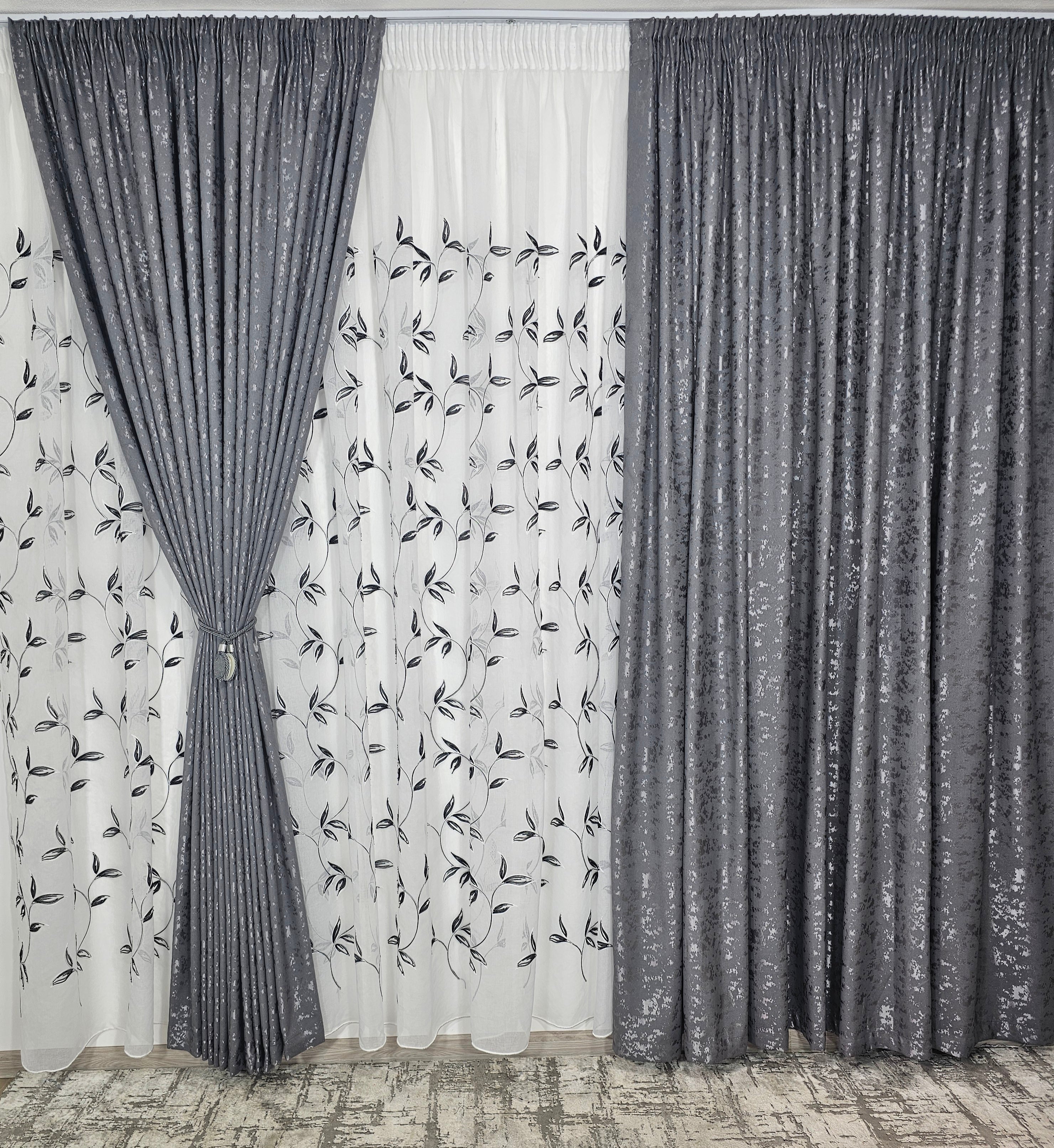 Set Deni: perdea din in cu frunze negre si draperie decorativa tip nisip gri inchis