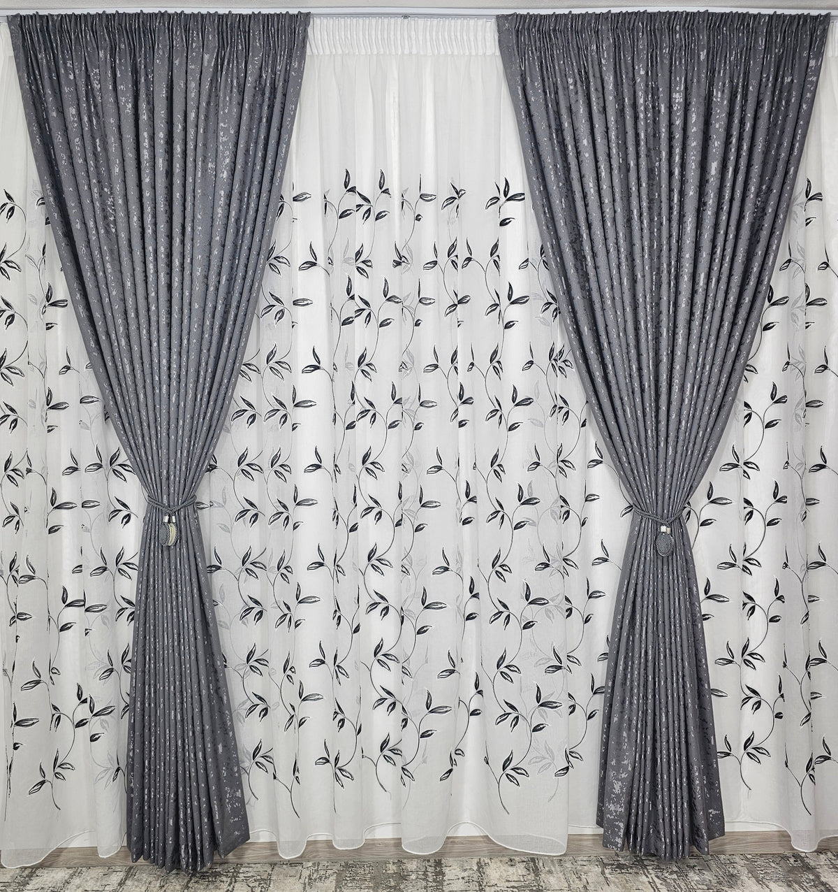 Set Deni: perdea din in cu frunze negre si draperie decorativa tip nisip gri inchis