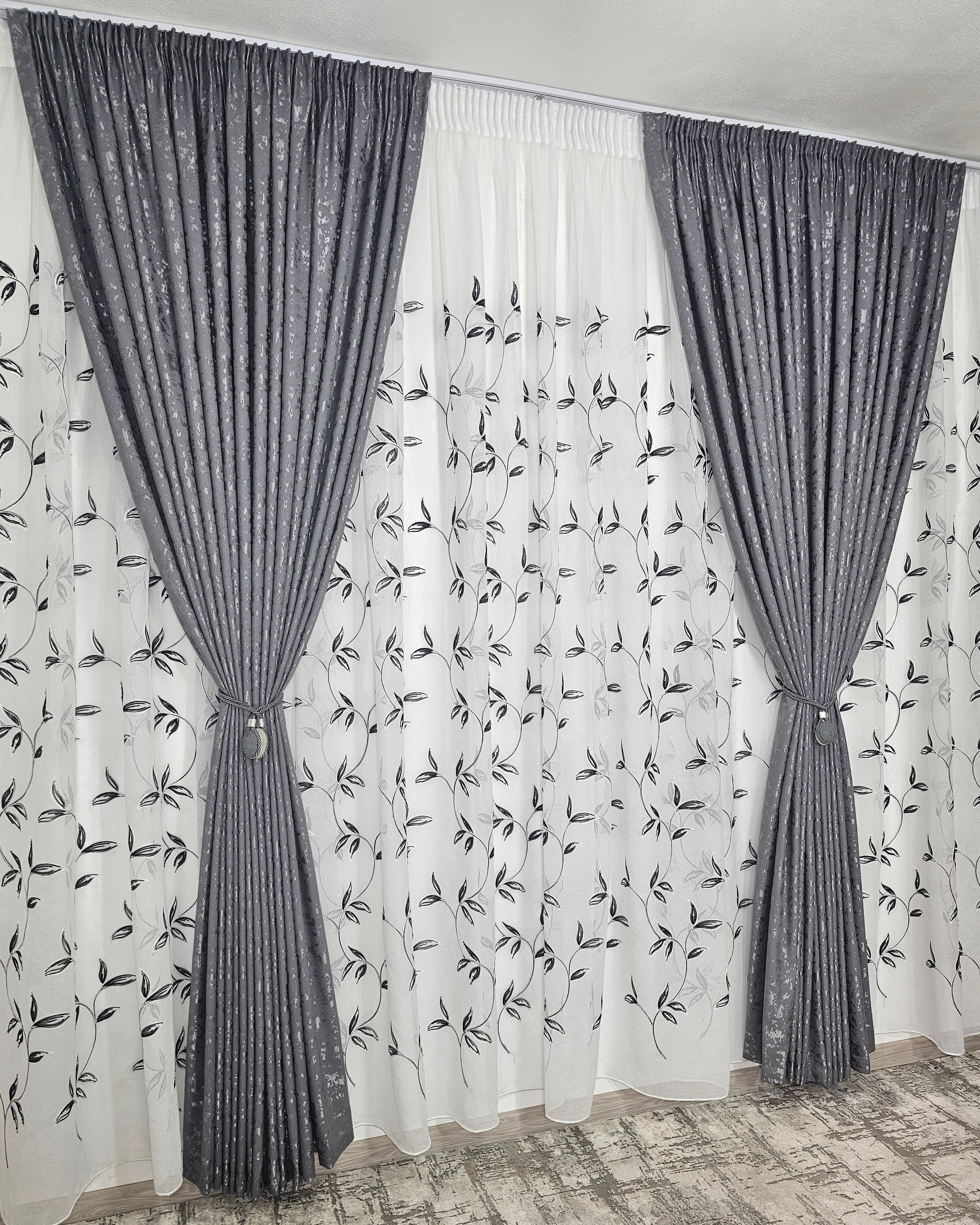 Set Deni: perdea din in cu frunze negre si draperie decorativa tip nisip gri inchis