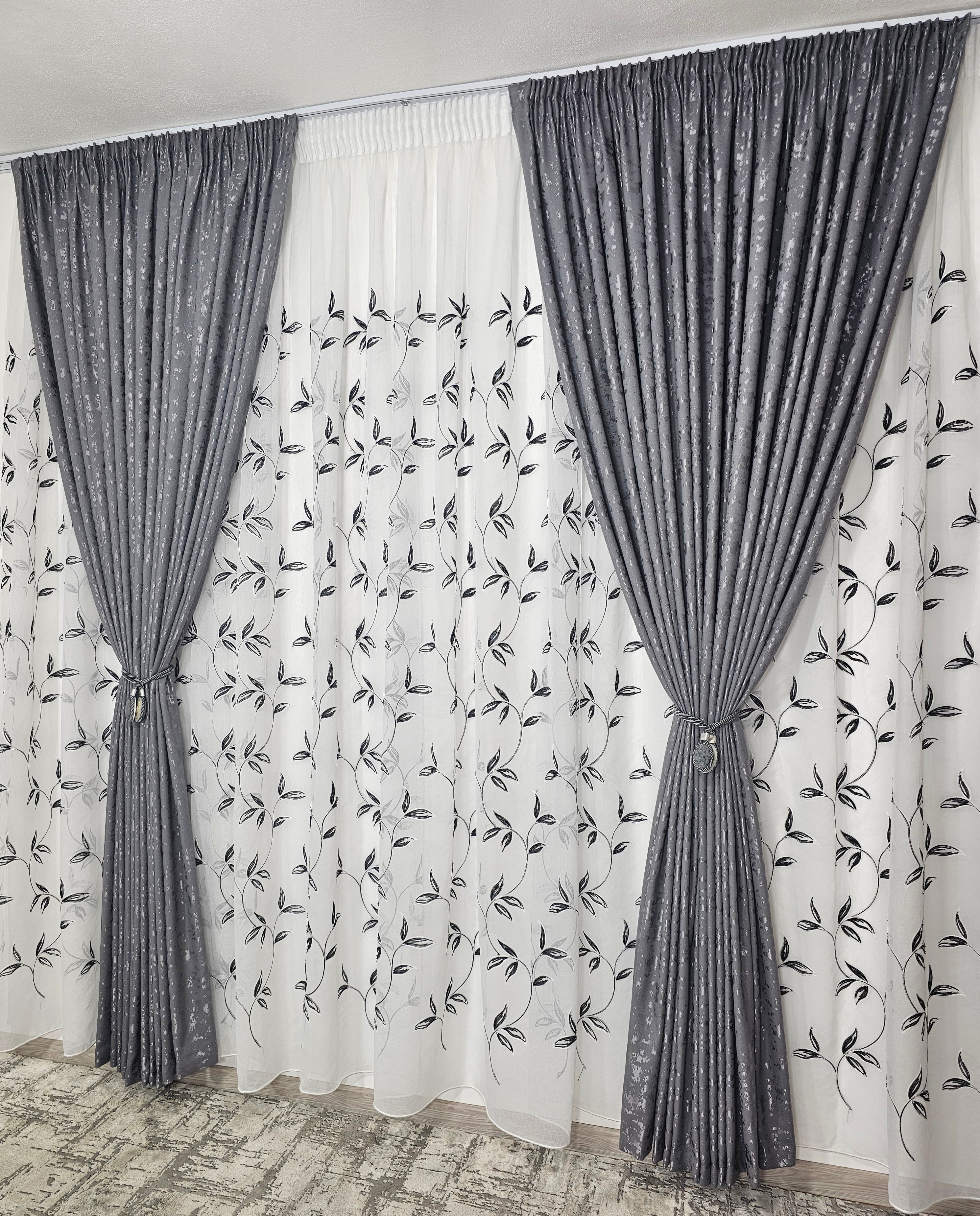 Set Deni: perdea din in cu frunze negre si draperie decorativa tip nisip gri inchis