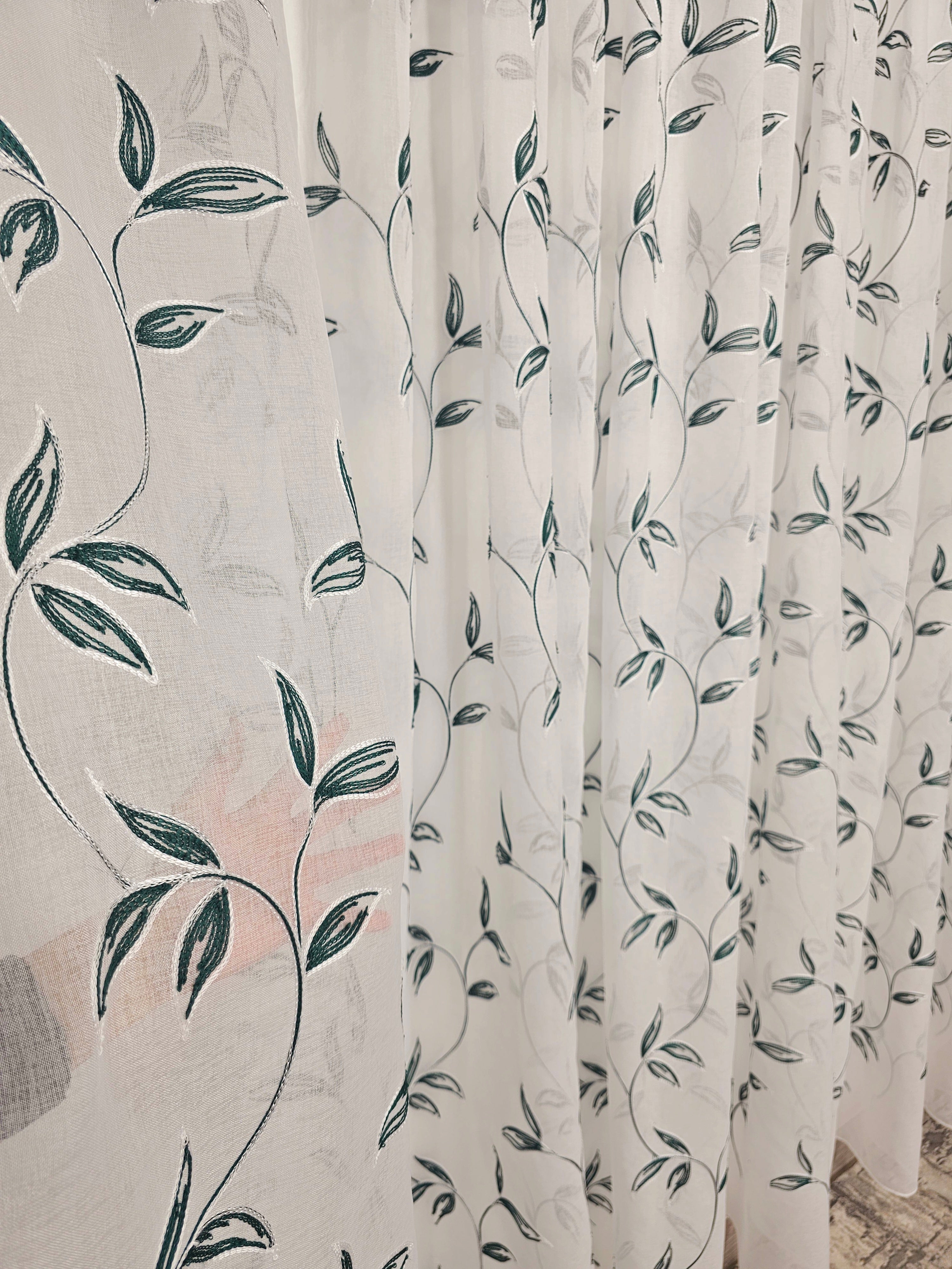 Set Esmeralda: perdea din in cu frunze verzi si draperie decorativa tip nisip verde smarald