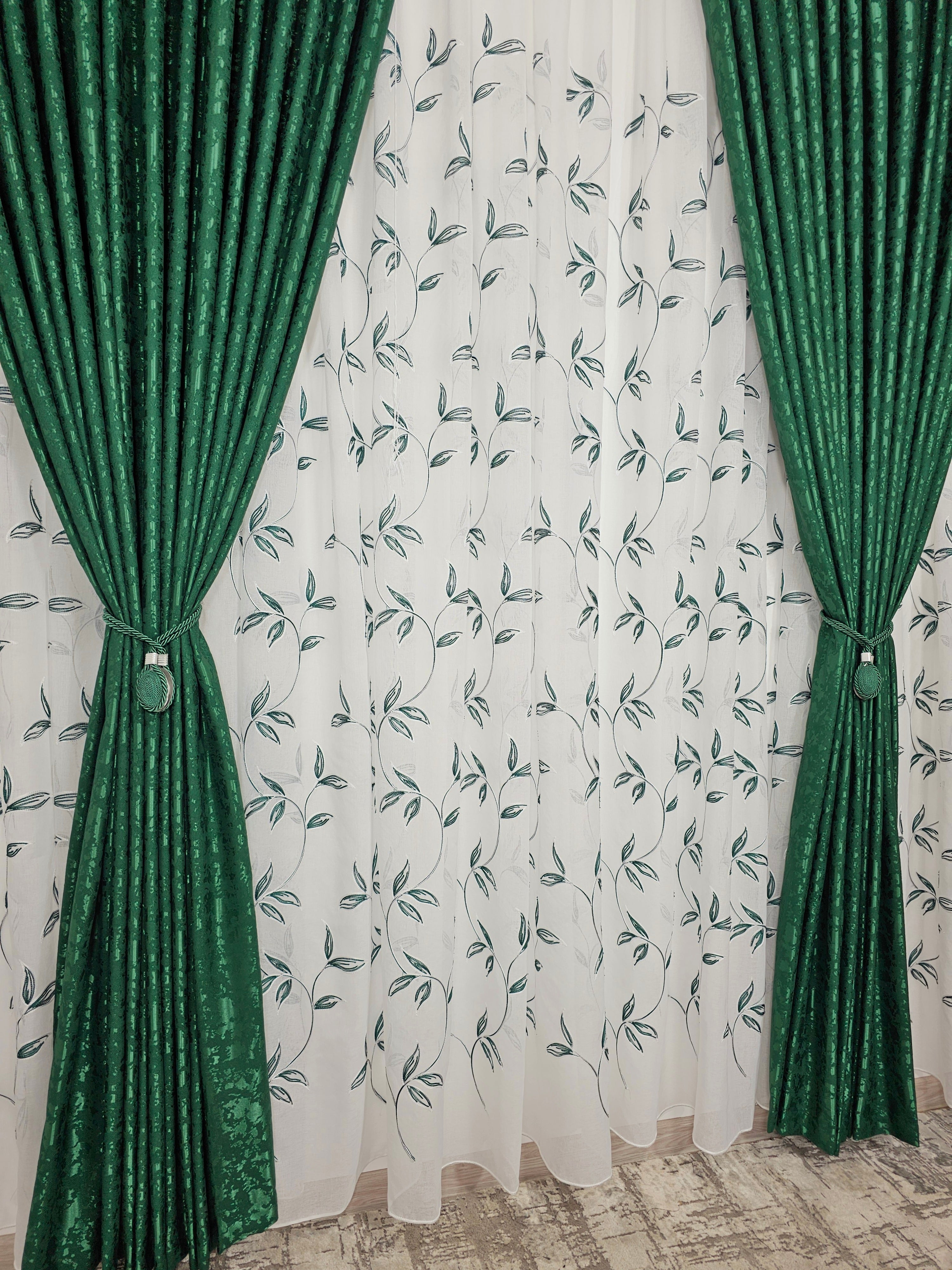 Set Esmeralda: perdea din in cu frunze verzi si draperie decorativa tip nisip verde smarald