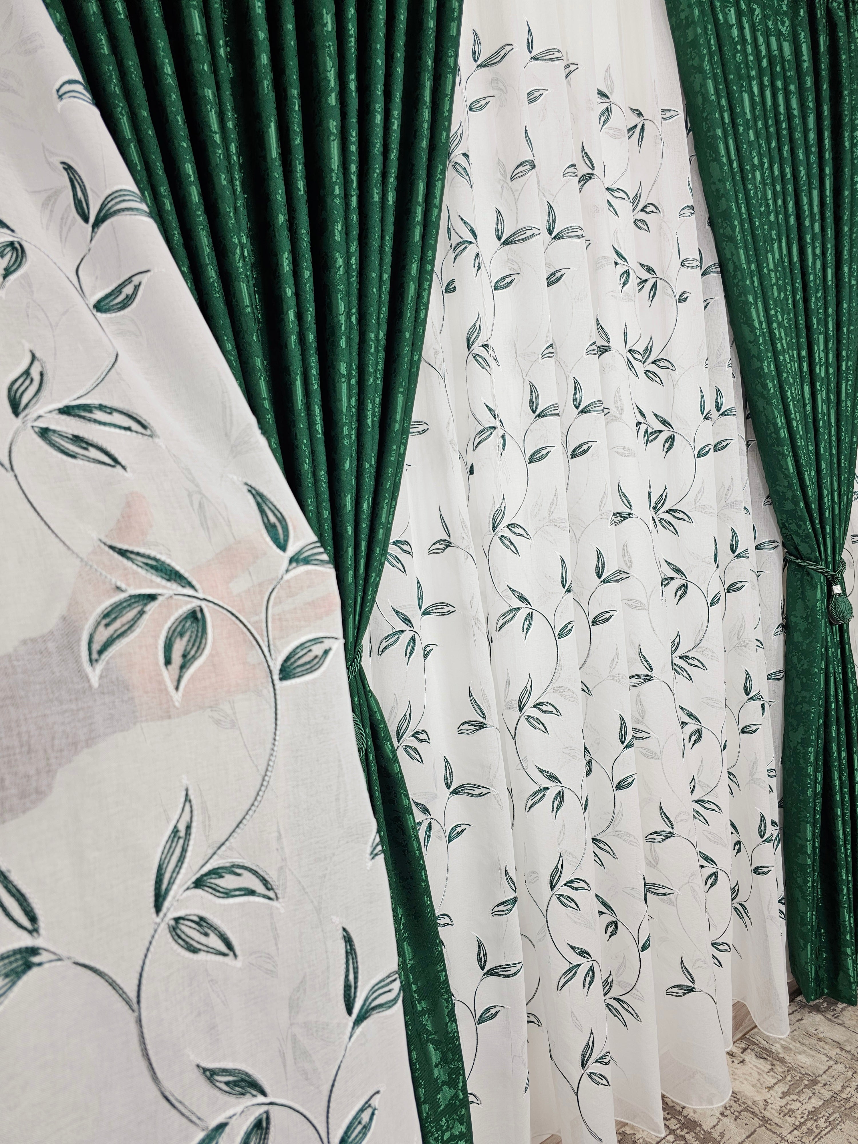 Set Esmeralda: perdea din in cu frunze verzi si draperie decorativa tip nisip verde smarald
