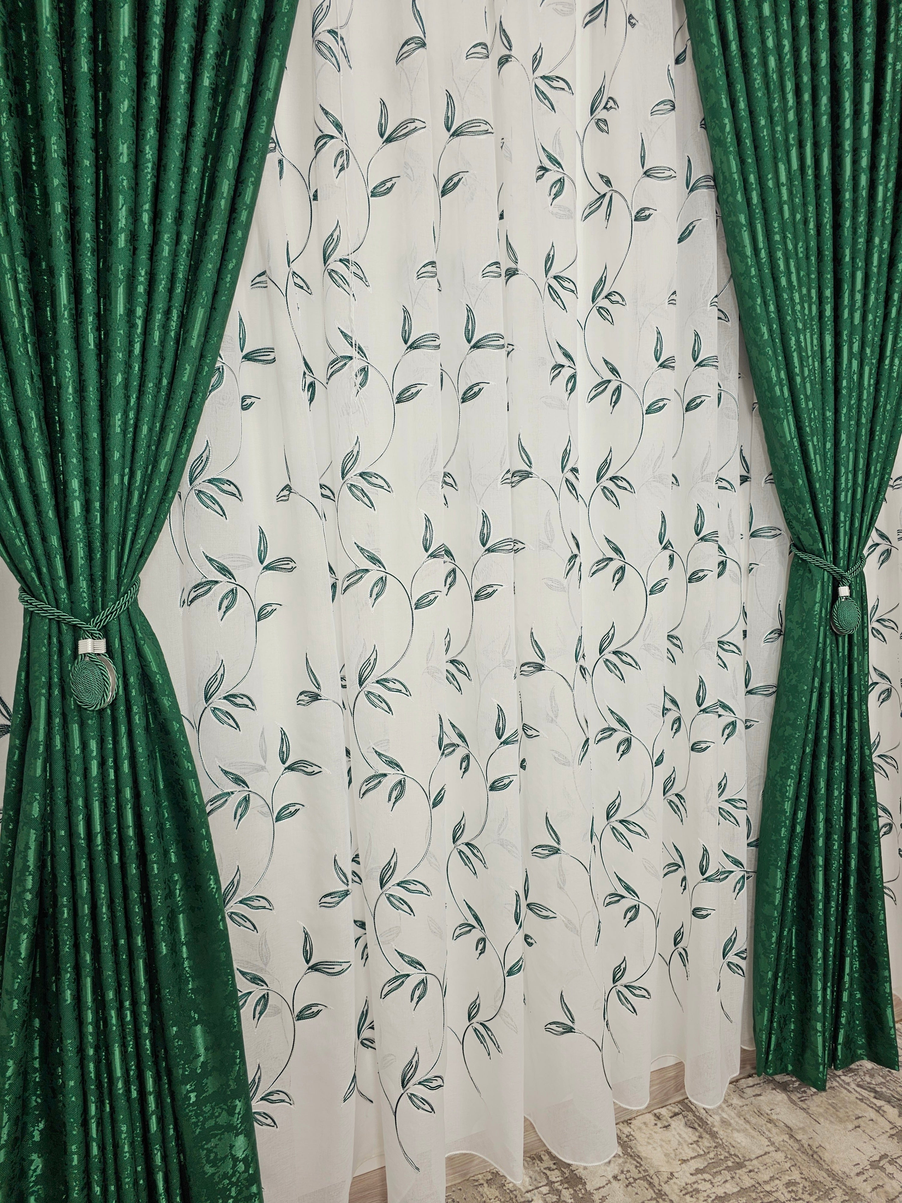 Set Esmeralda: perdea din in cu frunze verzi si draperie decorativa tip nisip verde smarald
