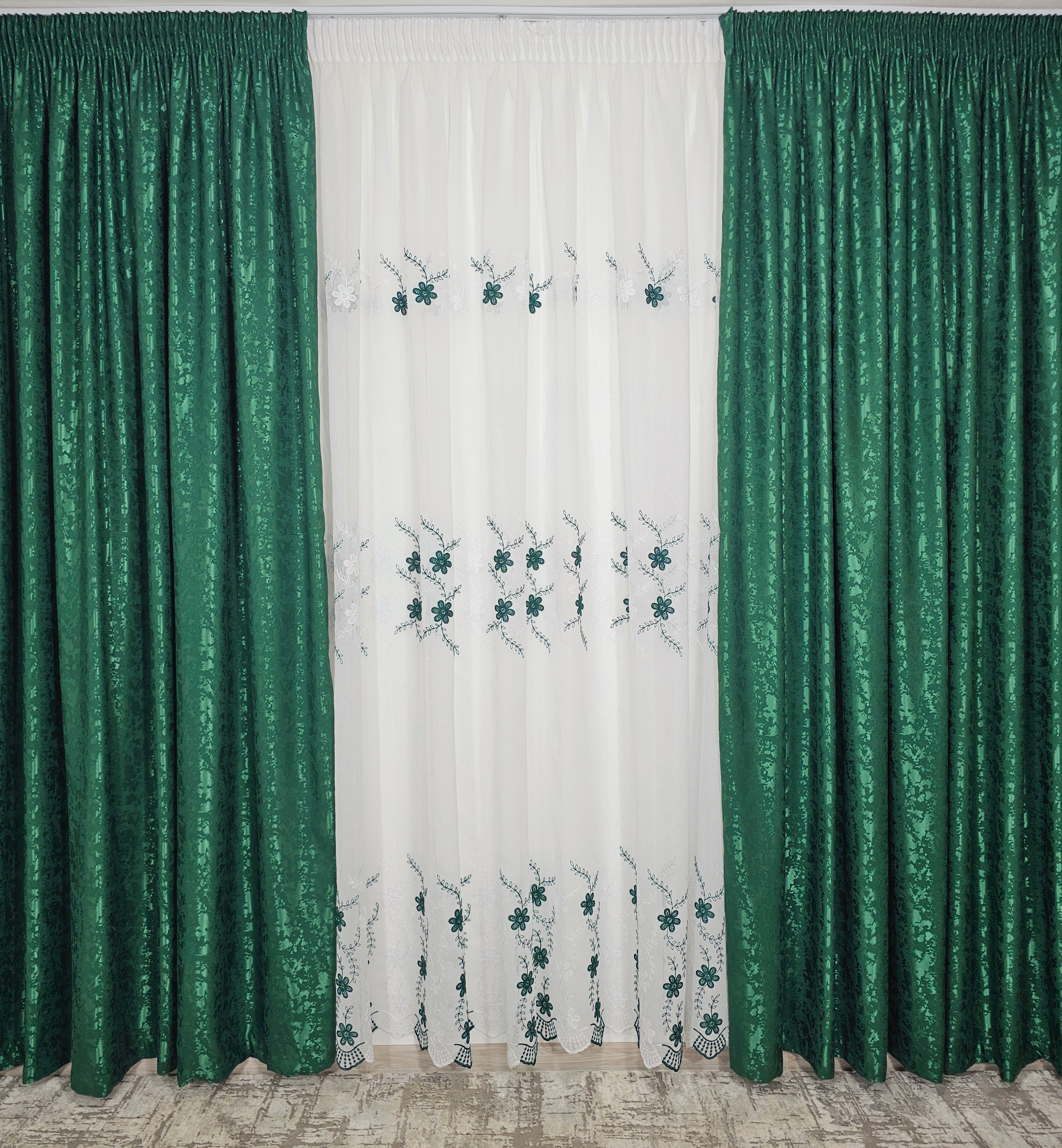 Set Smaranda: perdea din in cu flori alb-verde si draperie decorativa tip nisip verde smarald