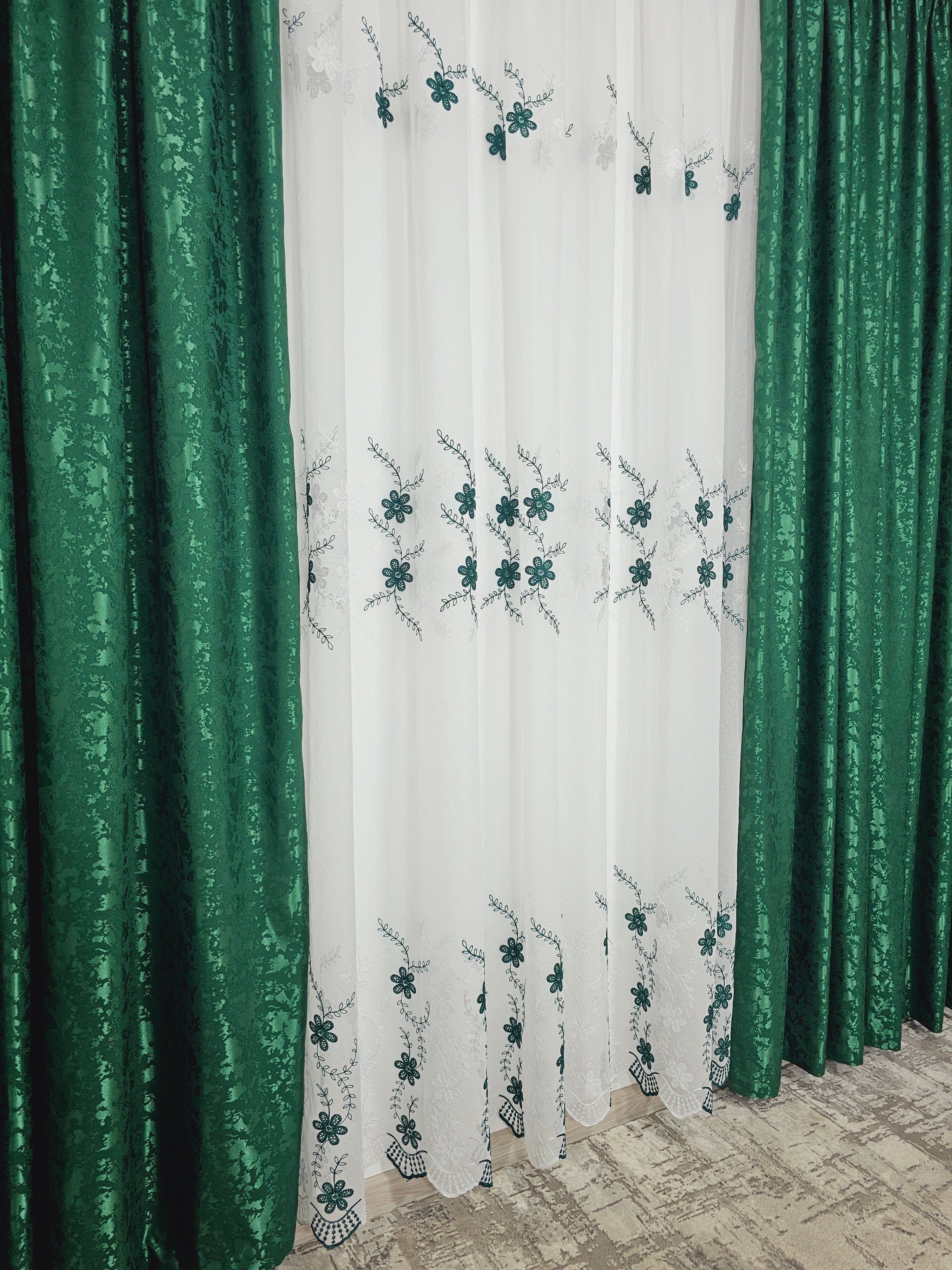 Set Smaranda: perdea din in cu flori alb-verde si draperie decorativa tip nisip verde smarald