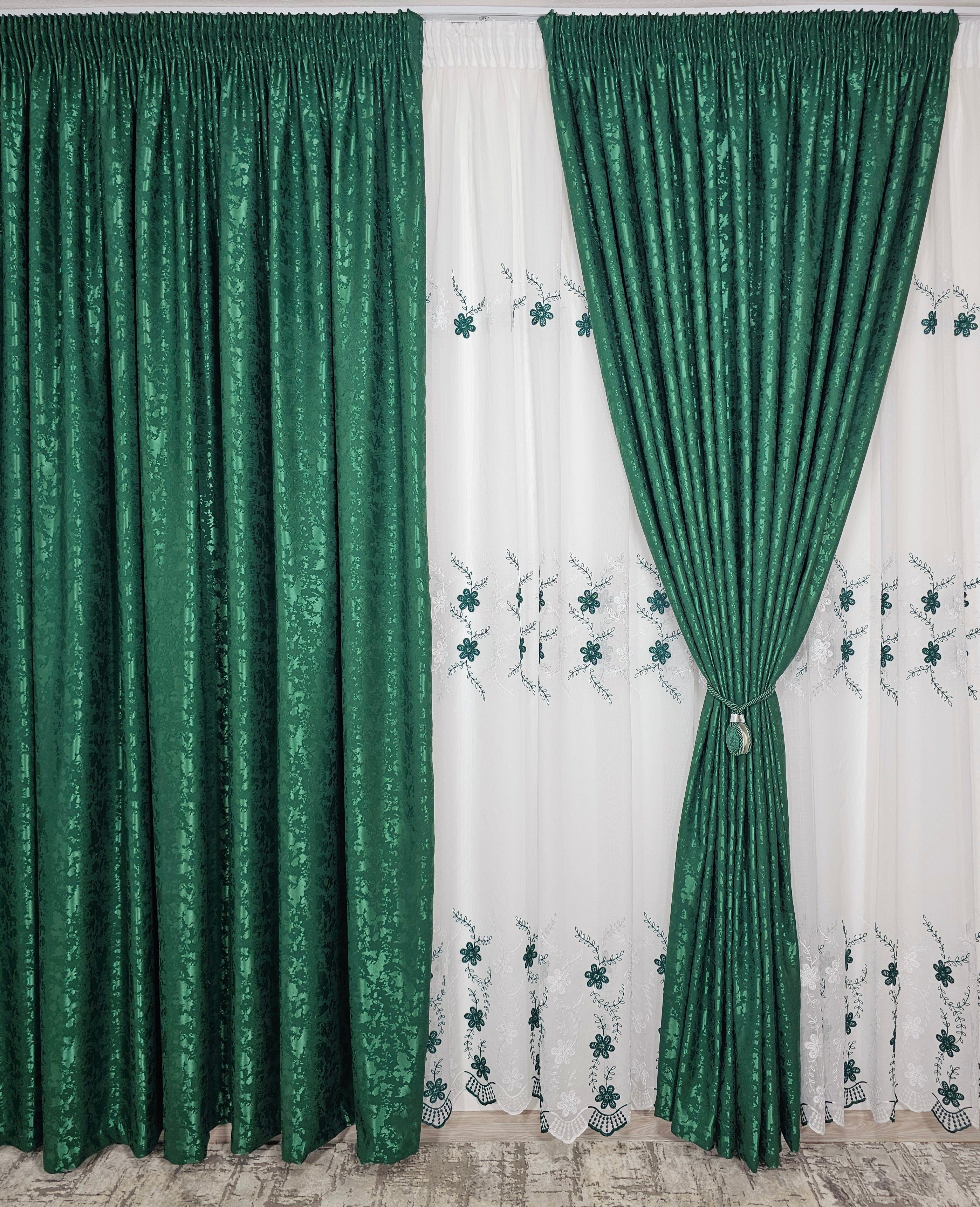 Set Smaranda: perdea din in cu flori alb-verde si draperie decorativa tip nisip verde smarald