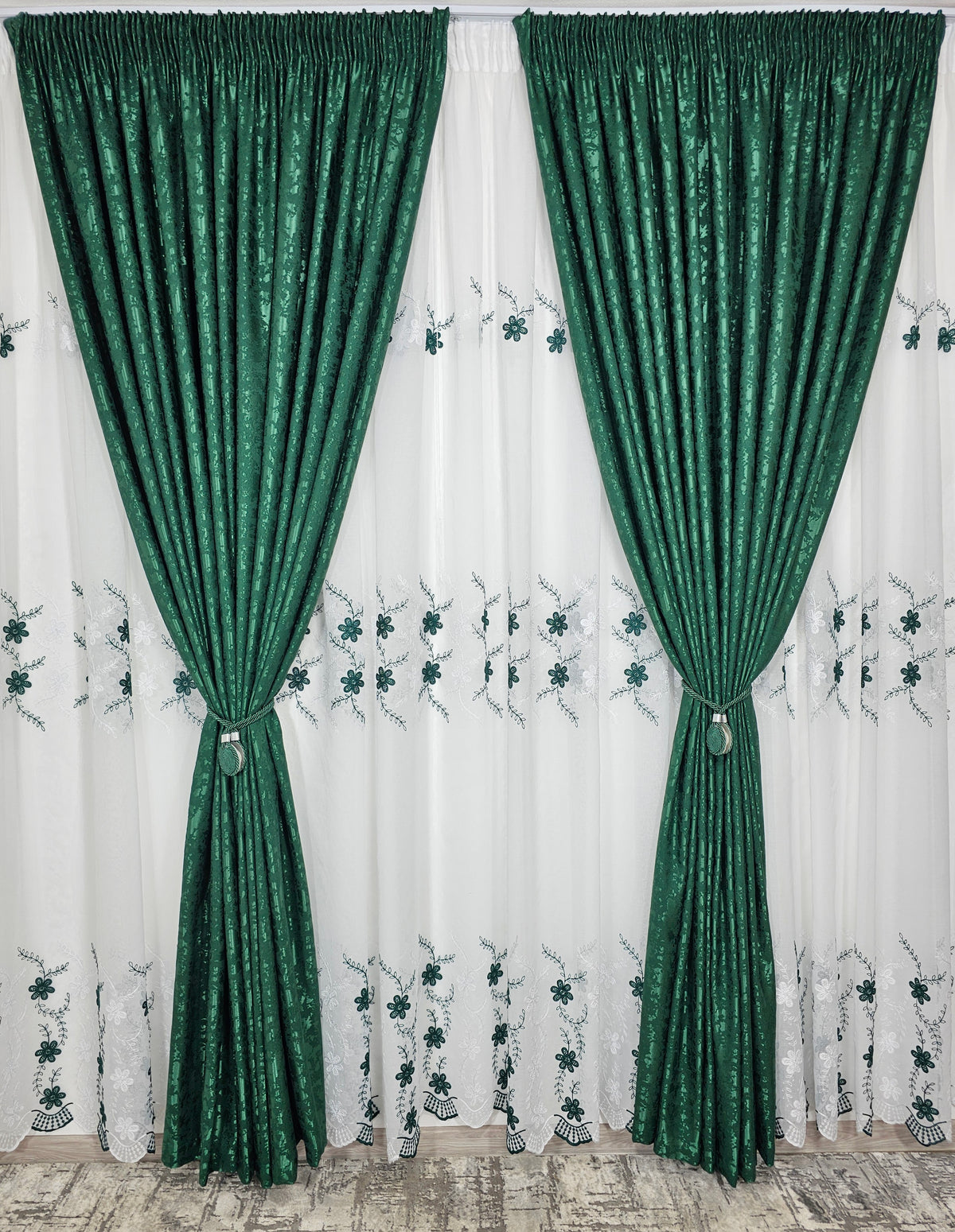 Set Smaranda: perdea din in cu flori alb-verde si draperie decorativa tip nisip verde smarald