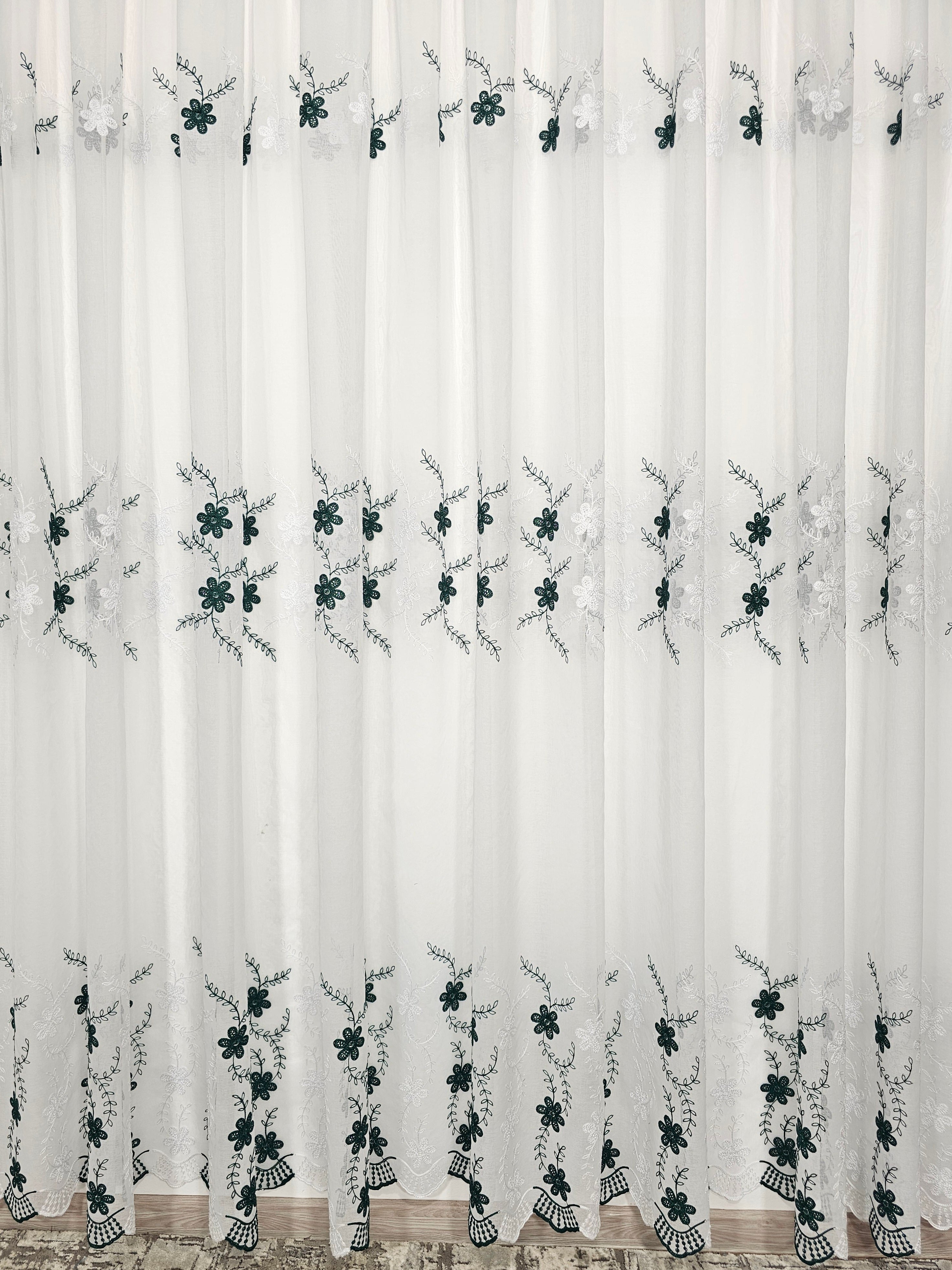 Set Smaranda: perdea din in cu flori alb-verde si draperie decorativa tip nisip verde smarald