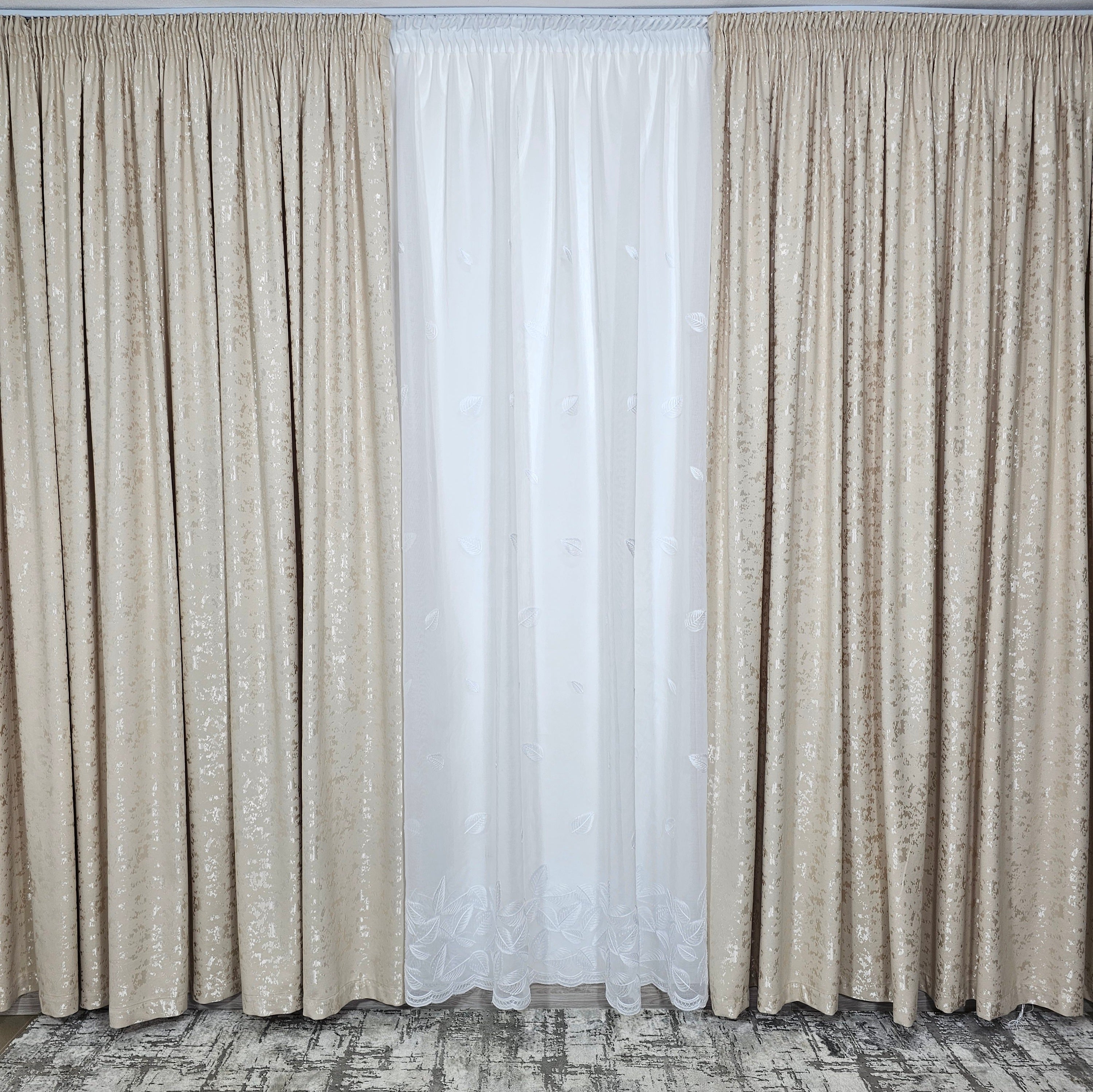 Set Gabi: perdea alba din in cu frunze si draperie decorativa tip nisip crem